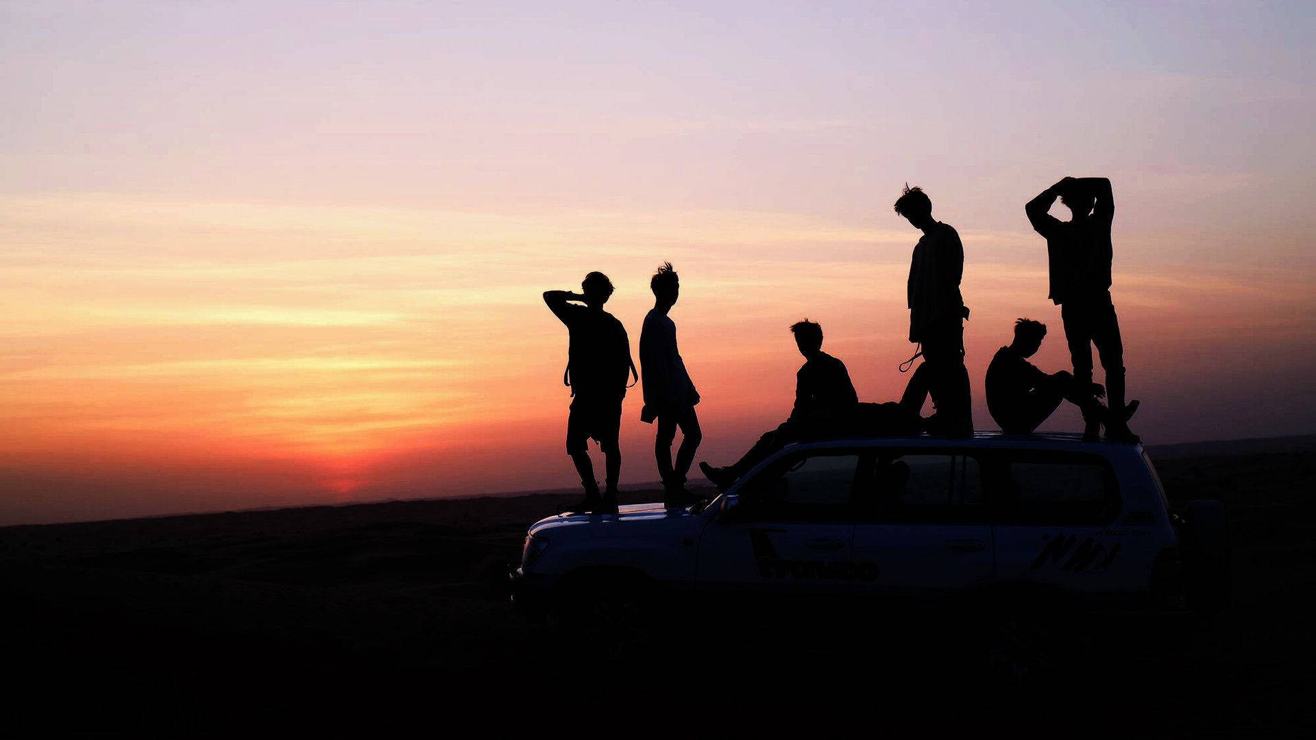 Fotografie de grup BTS la apus Fundal