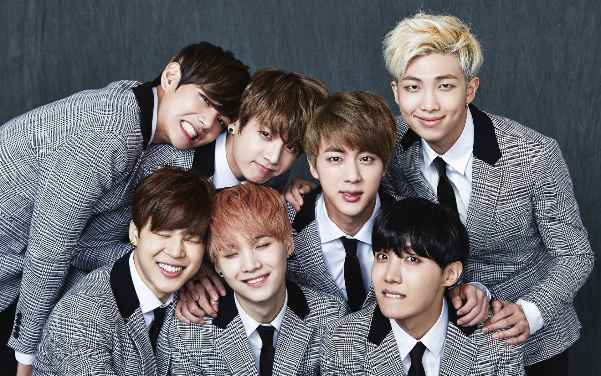 Fotografie de grup BTS în costume gri Fundal