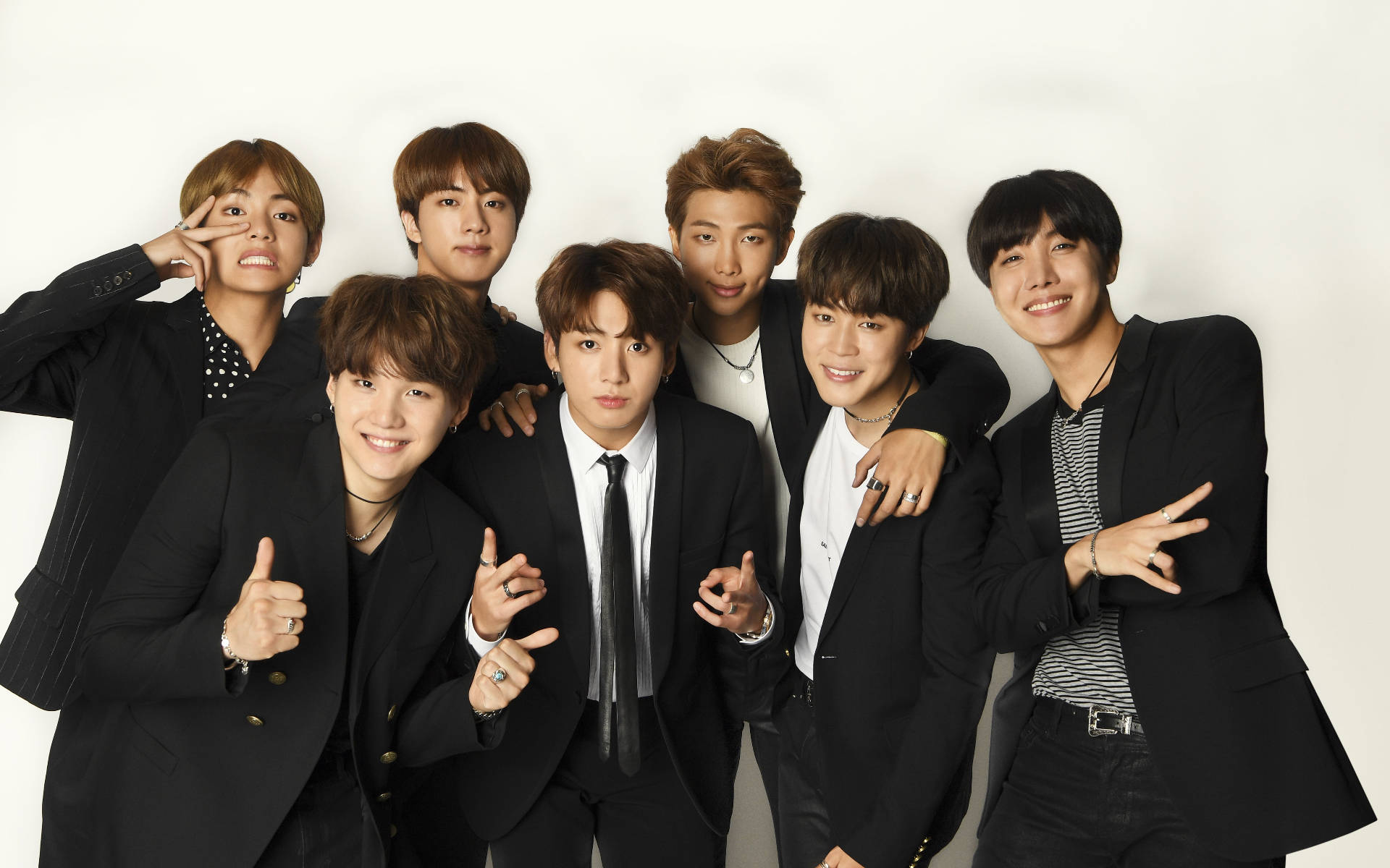 Fotografie de grup BTS în costume negre Fundal