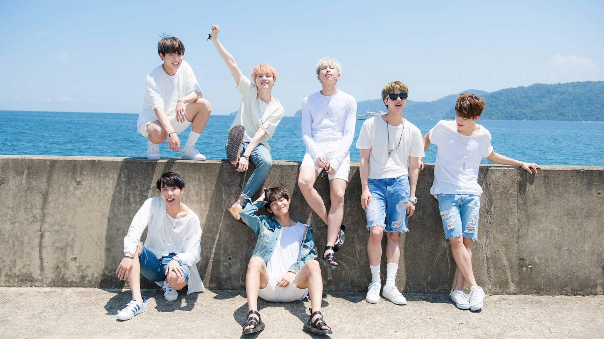 Fotografie de grup BTS lângă ocean Fundal