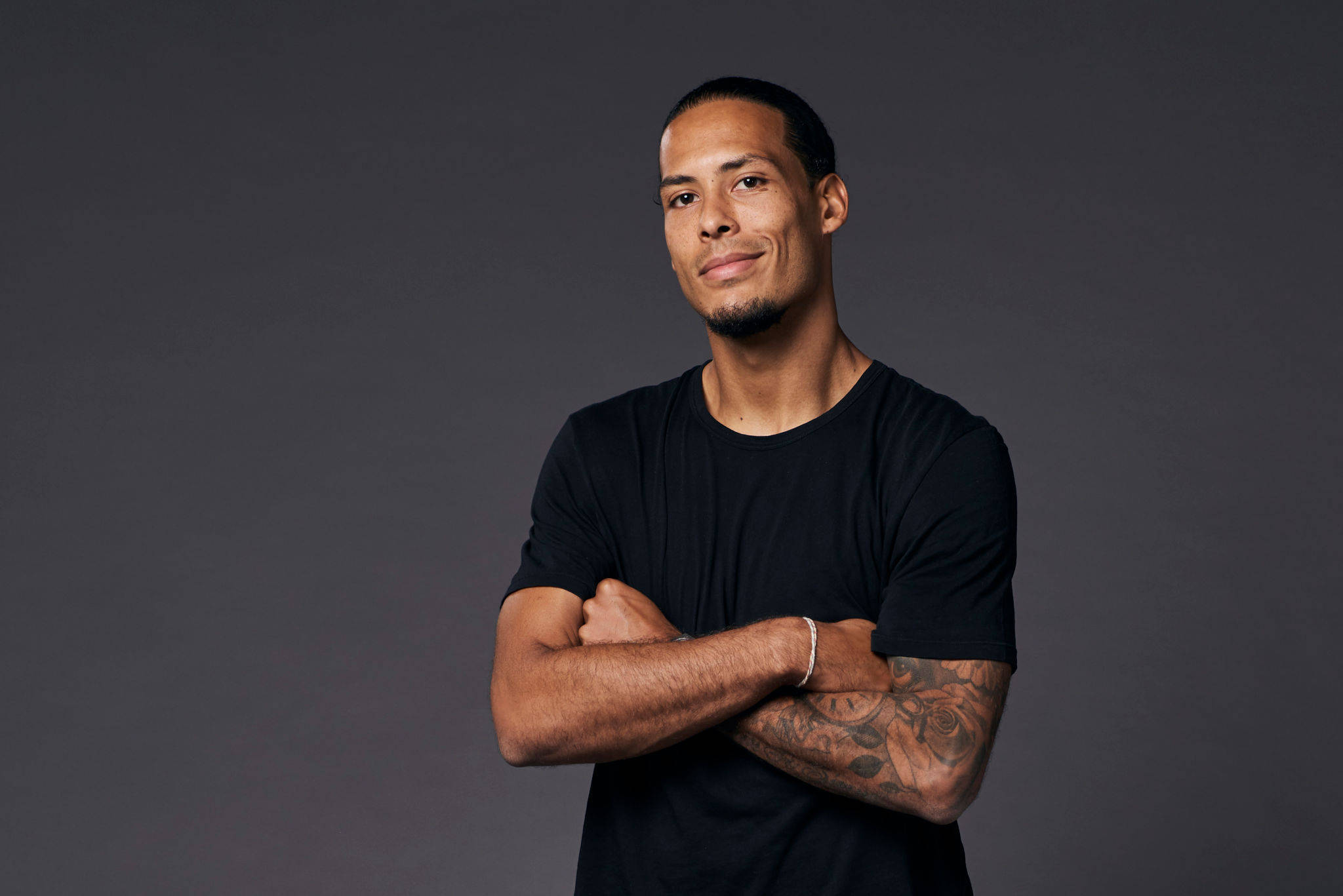 Fotografie de profil Virgil van Dijk Fundal