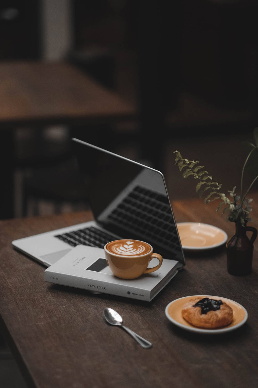 Fotografie focalizată cu cafea pe laptop Fundal
