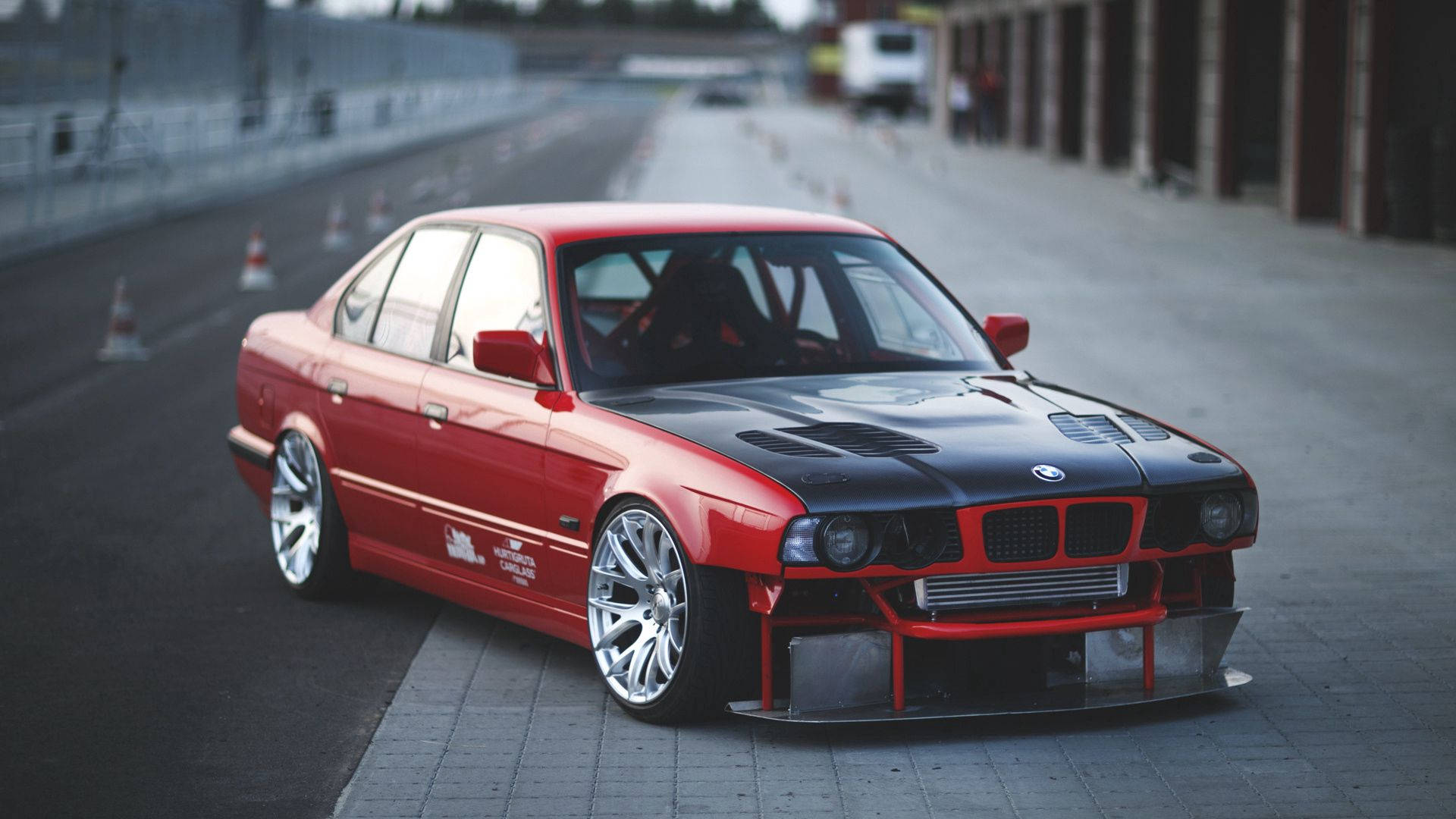Frapantul BMW E34 Roșu în Full HD Fundal