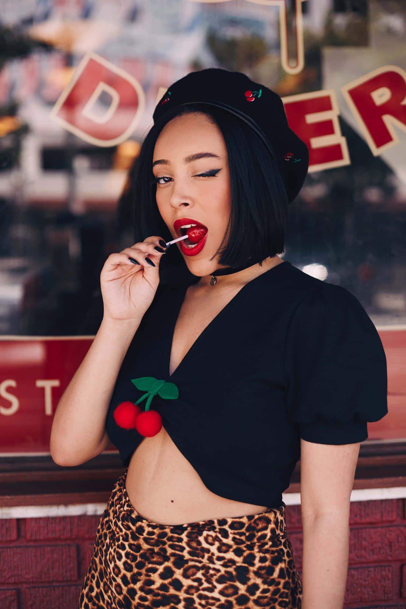 Frumoasa cântăreață și compozitoare Doja Cat arătând superb în timpul spectacolului său Fundal