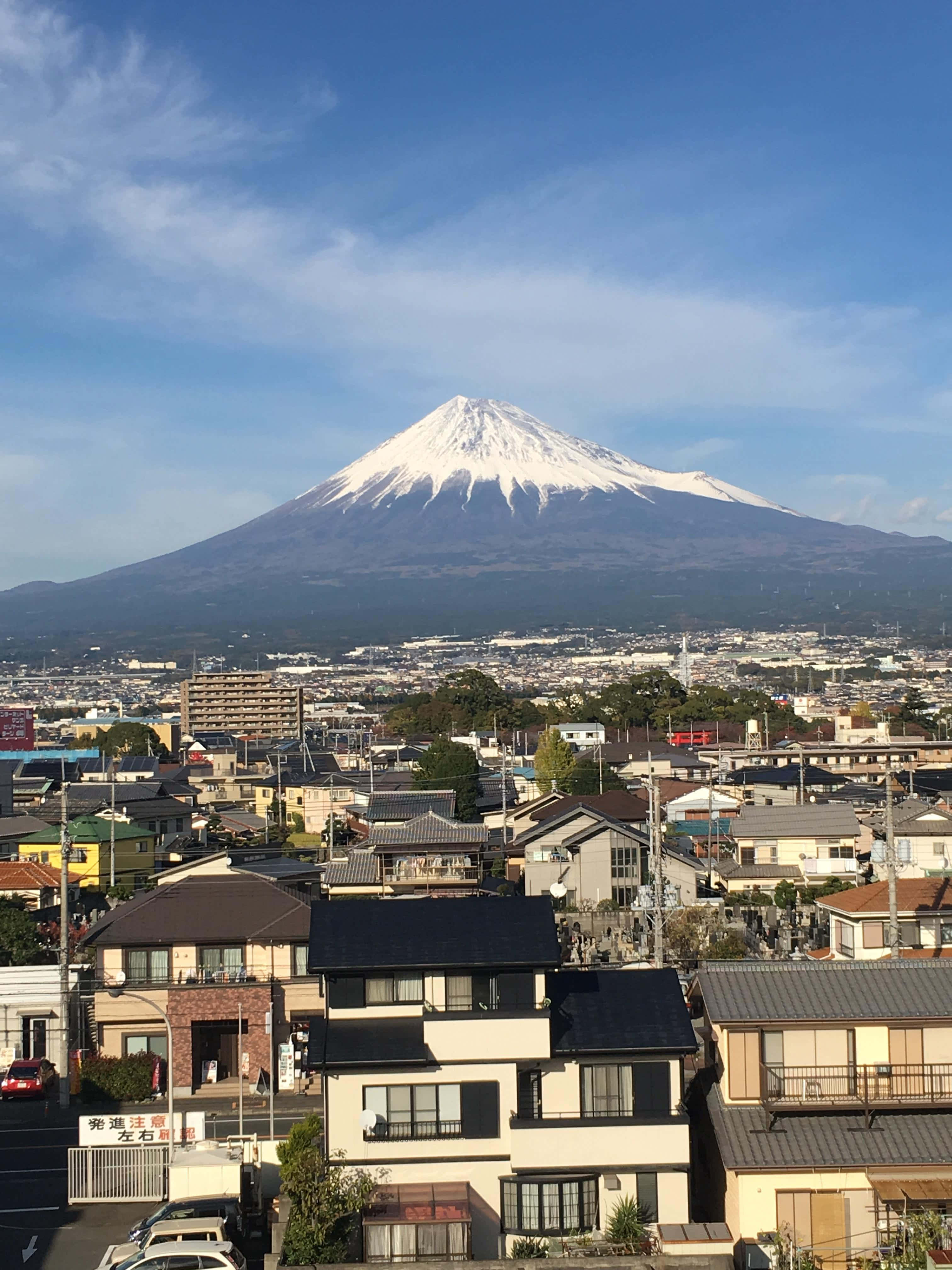 Frumusețea uimitoare a Muntelui Fuji acoperit de zăpadă în Japonia Fundal