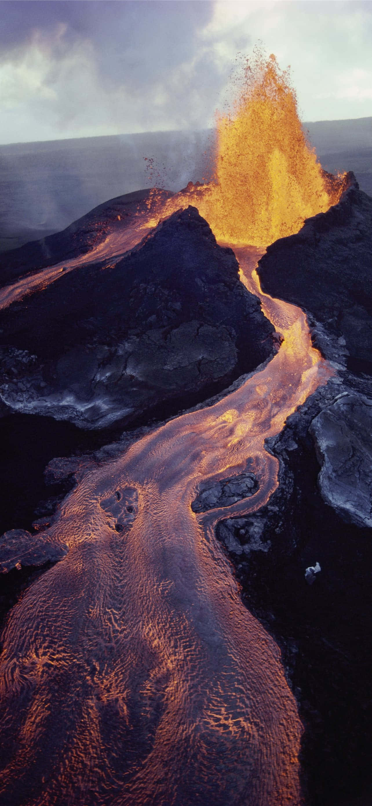 Frumusețea uluitoare a unei erupții vulcanice în Parcul Național Hawaii Volcanoes. Fundal
