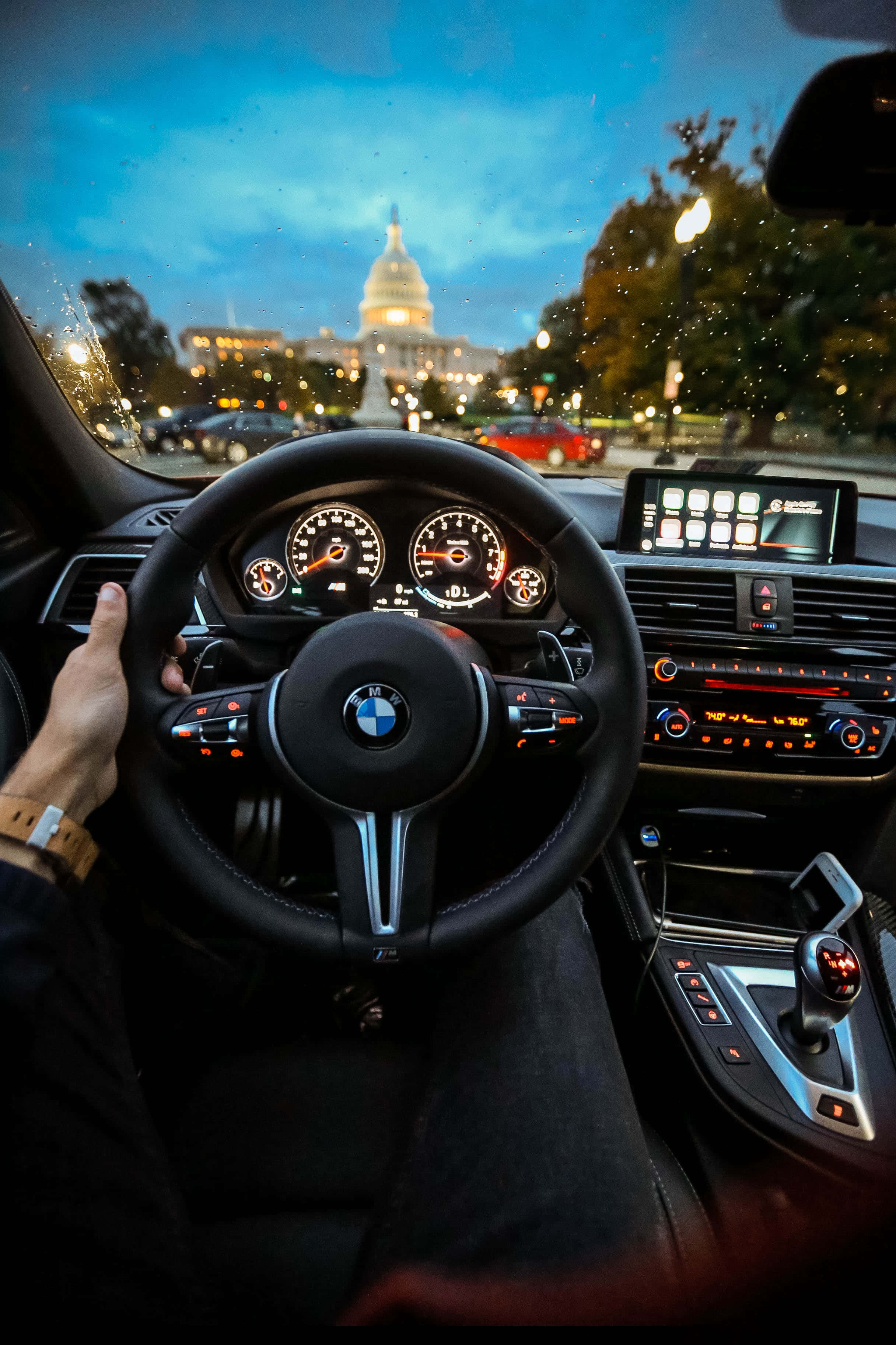 Fundal BMW ținând volanul Fundal