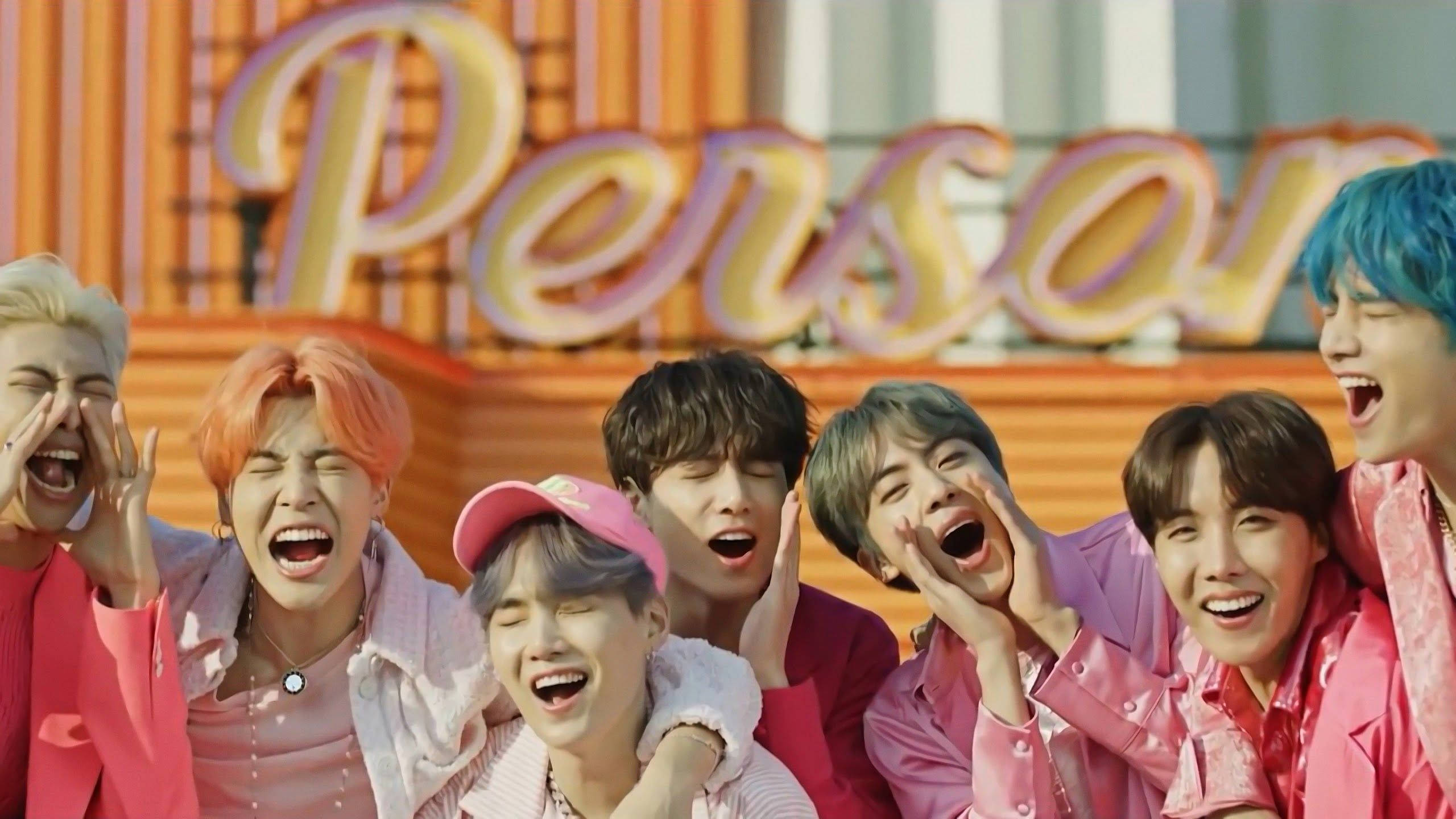 Fundal desktop BTS cu Boy With Luv Fundal