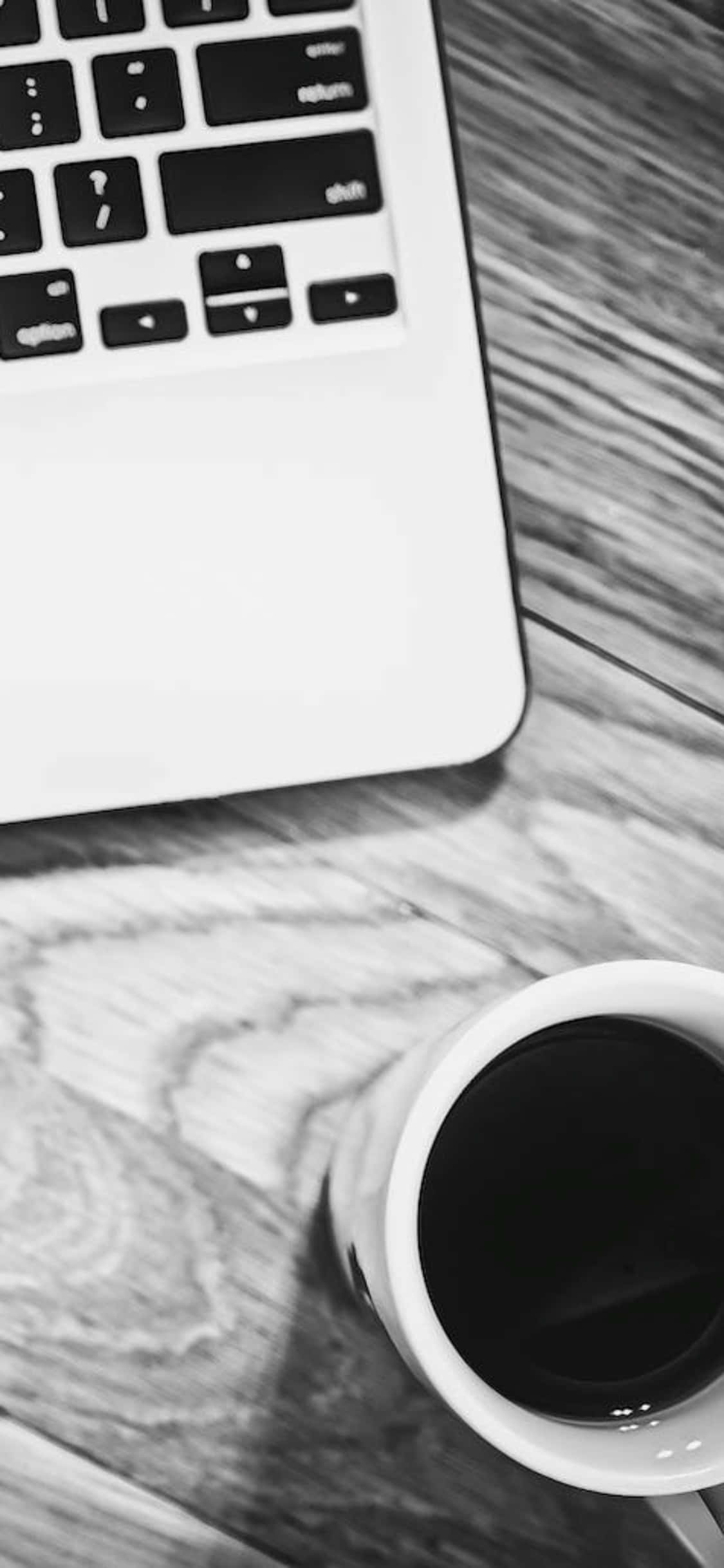 Fundal iPhone X Birou Fotografie Alb-Negru Cu Ceștile Laptop Fundal