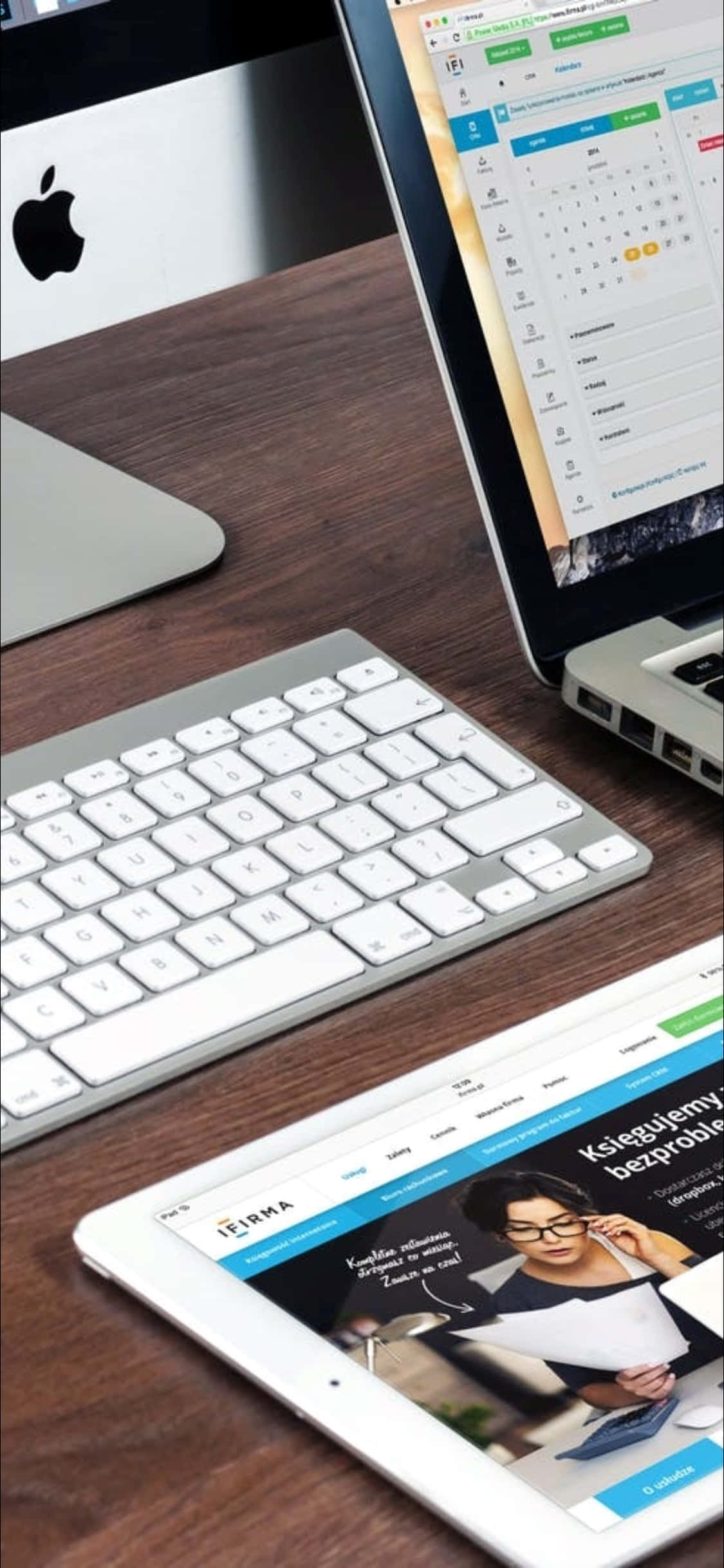 Fundal iPhone X cu Birou, Laptop și Tastatură Fundal