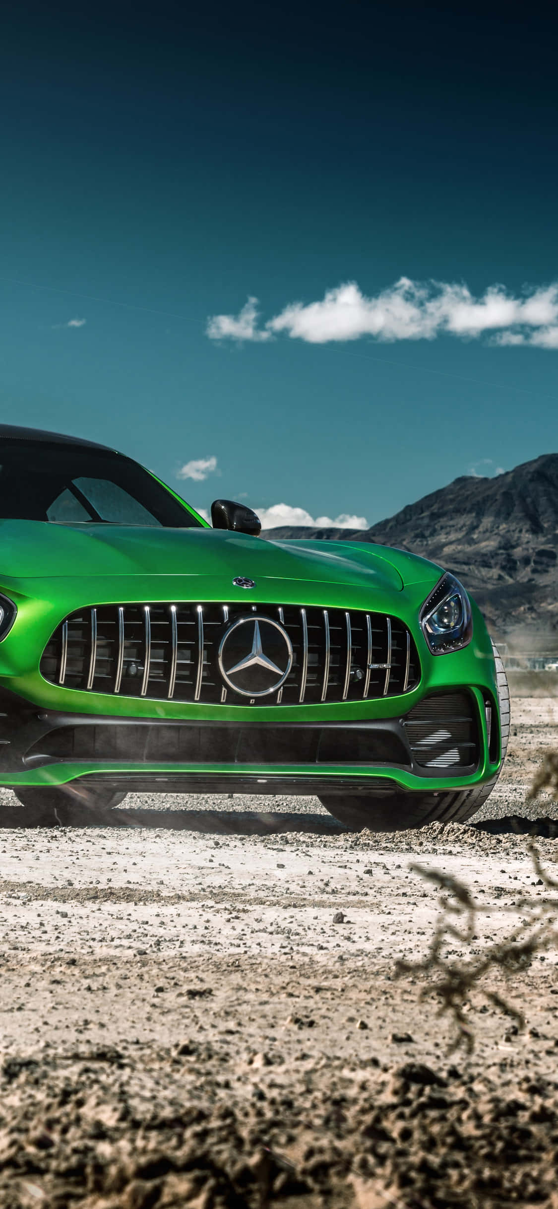 Fundal Verde iPhone Xs Mercedes Amg Lângă Munți Fundal