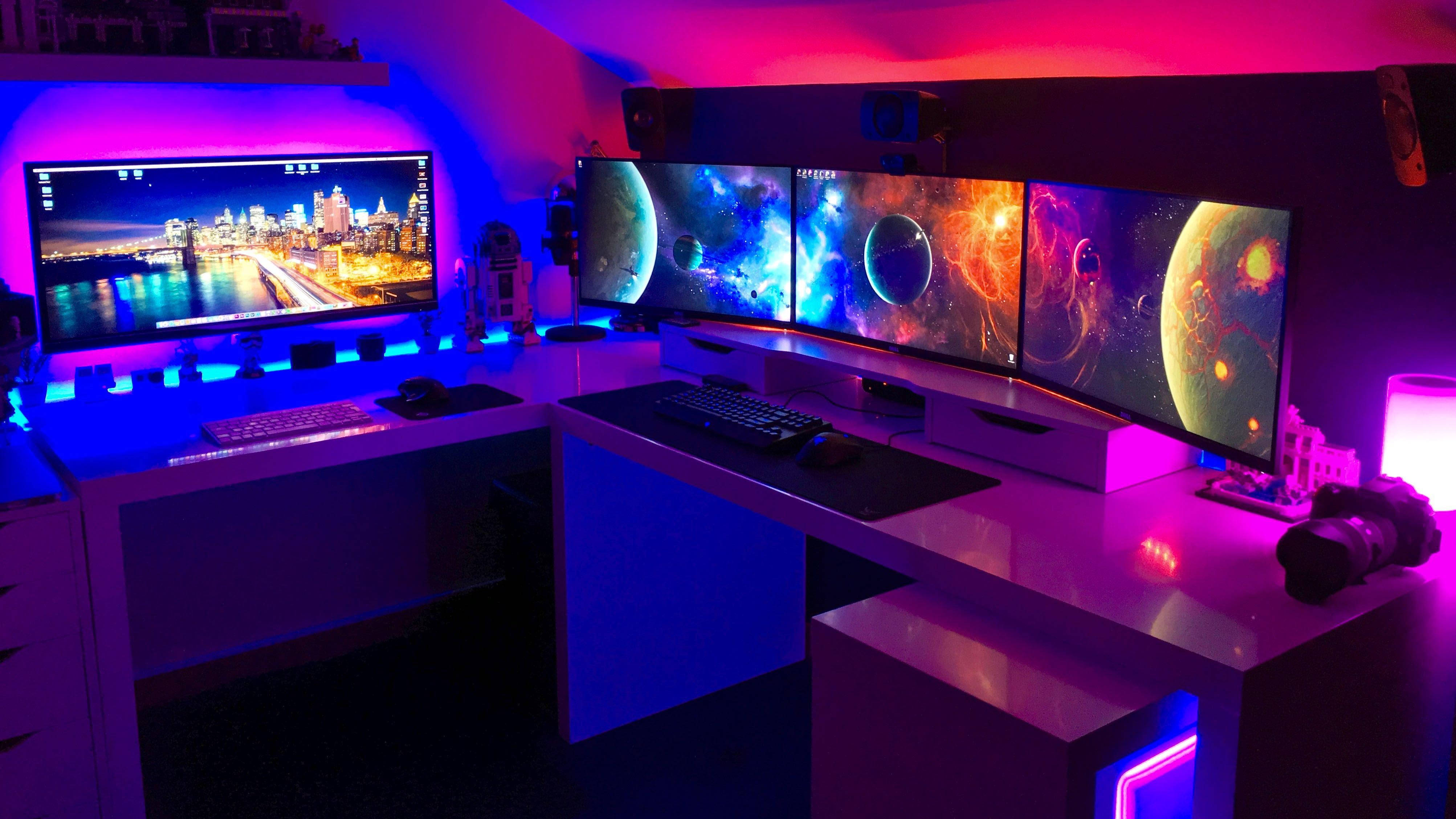 Galaxie gaming în cameră cu trei monitoare desktop Fundal