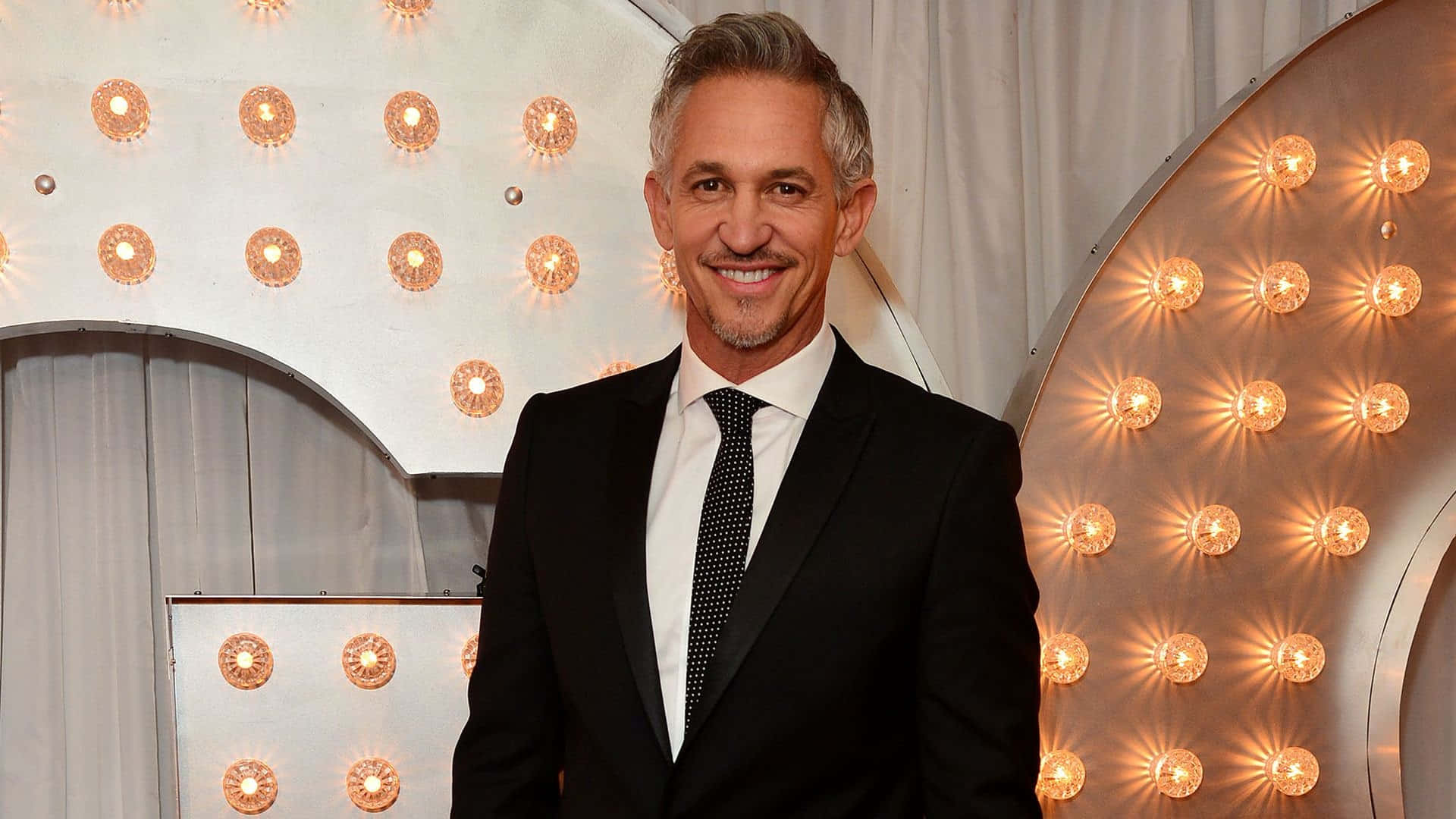 Gary Lineker – Renumit prezentator sportiv și fost profesionist în fotbal Fundal