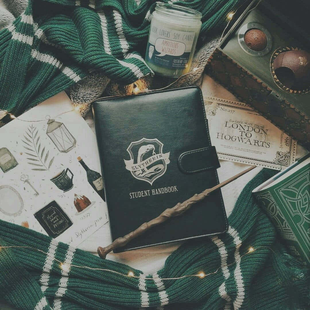 Găsește-ți drumul cu estetica Slytherin Fundal