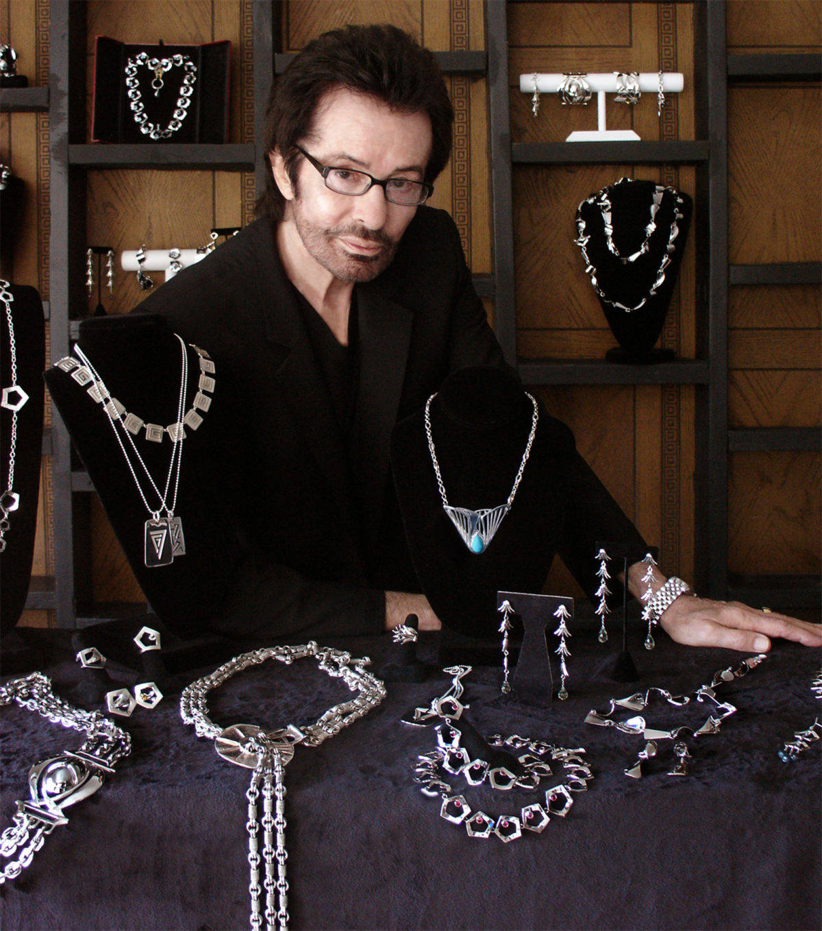 George Chakiris, colecții de bijuterii din argint Fundal