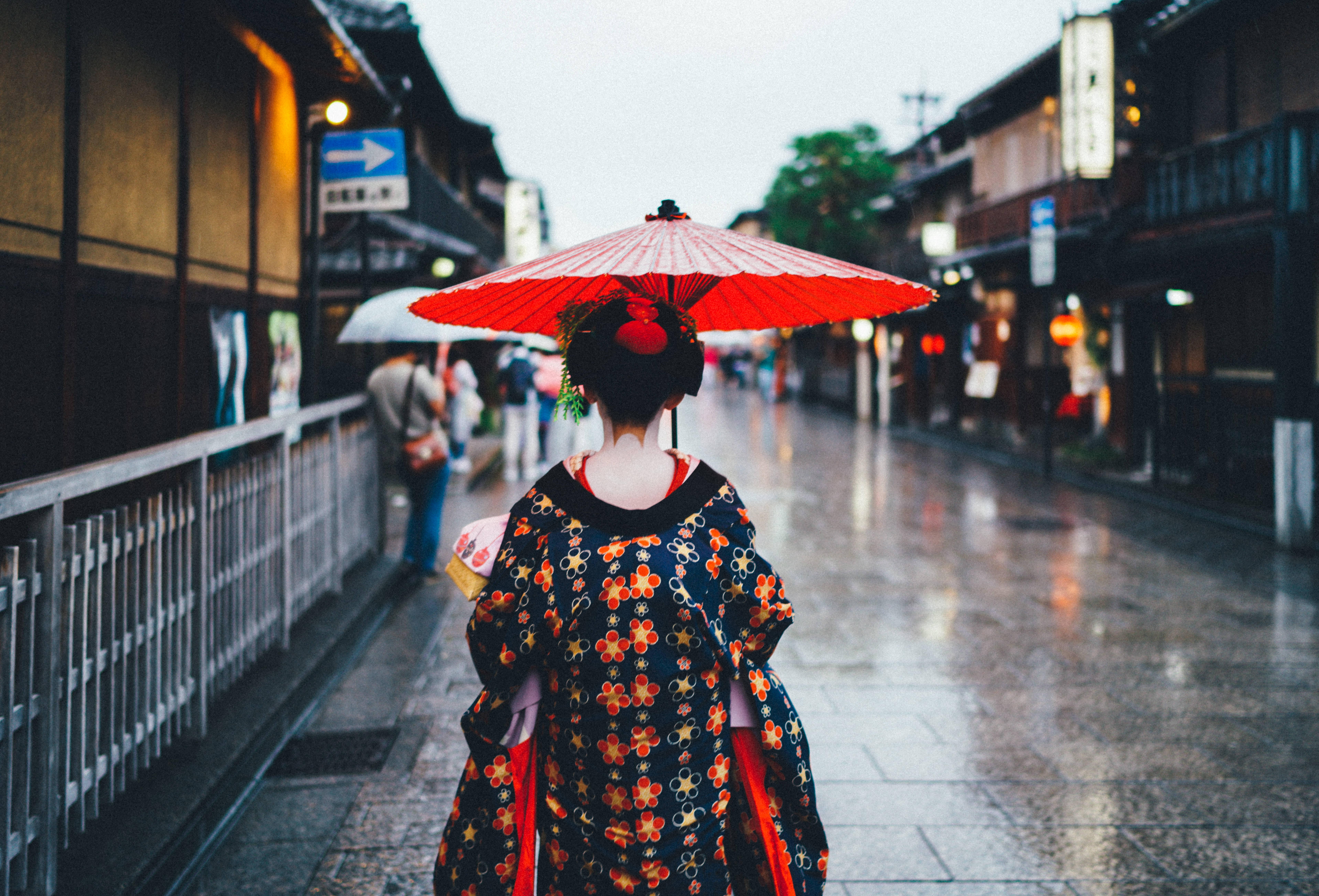 Gheișă Japoneză HD în Ploaie Fundal