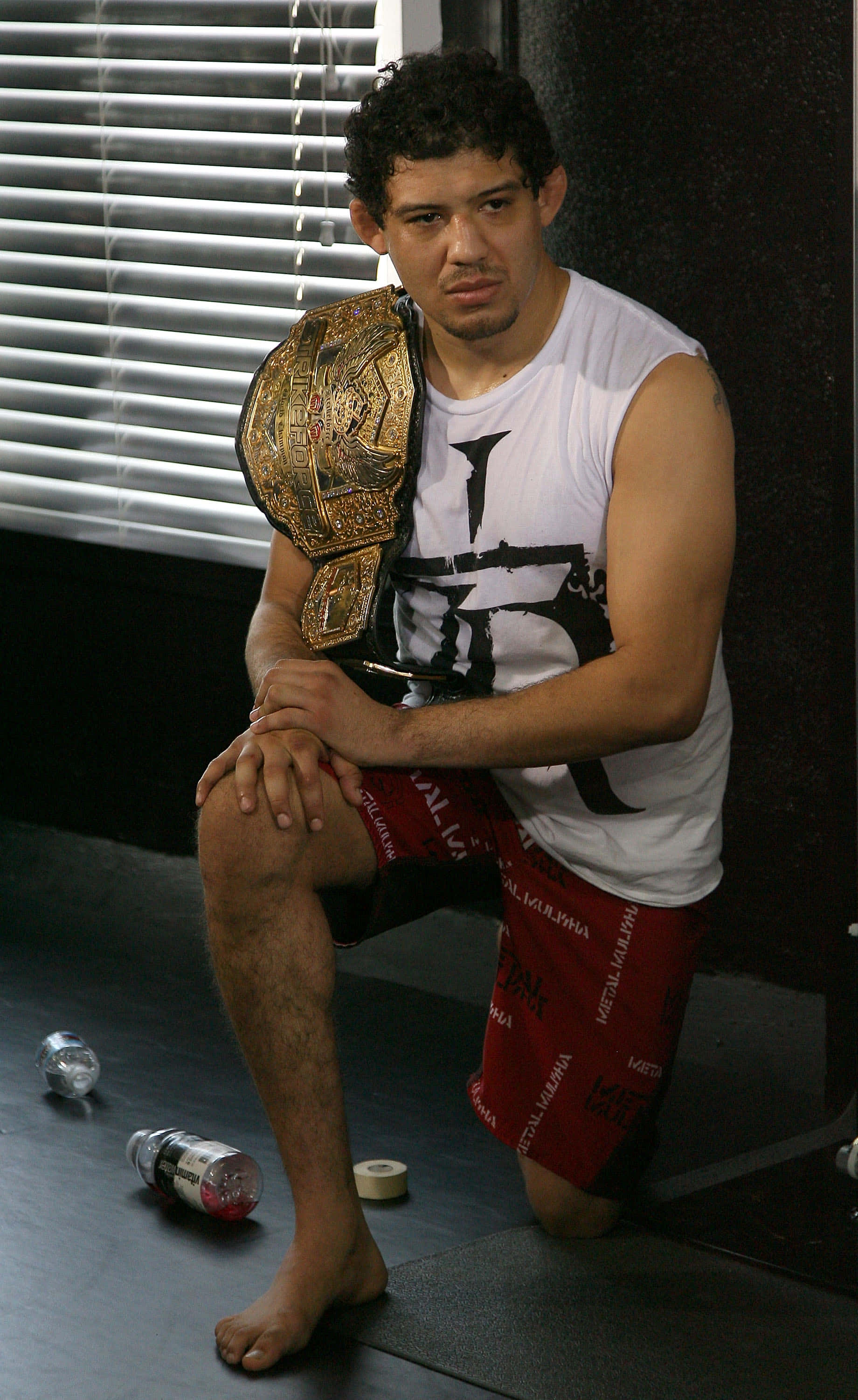 Gilbert Melendez Campion Ușor Strikeforce Îngenuncheat Fundal