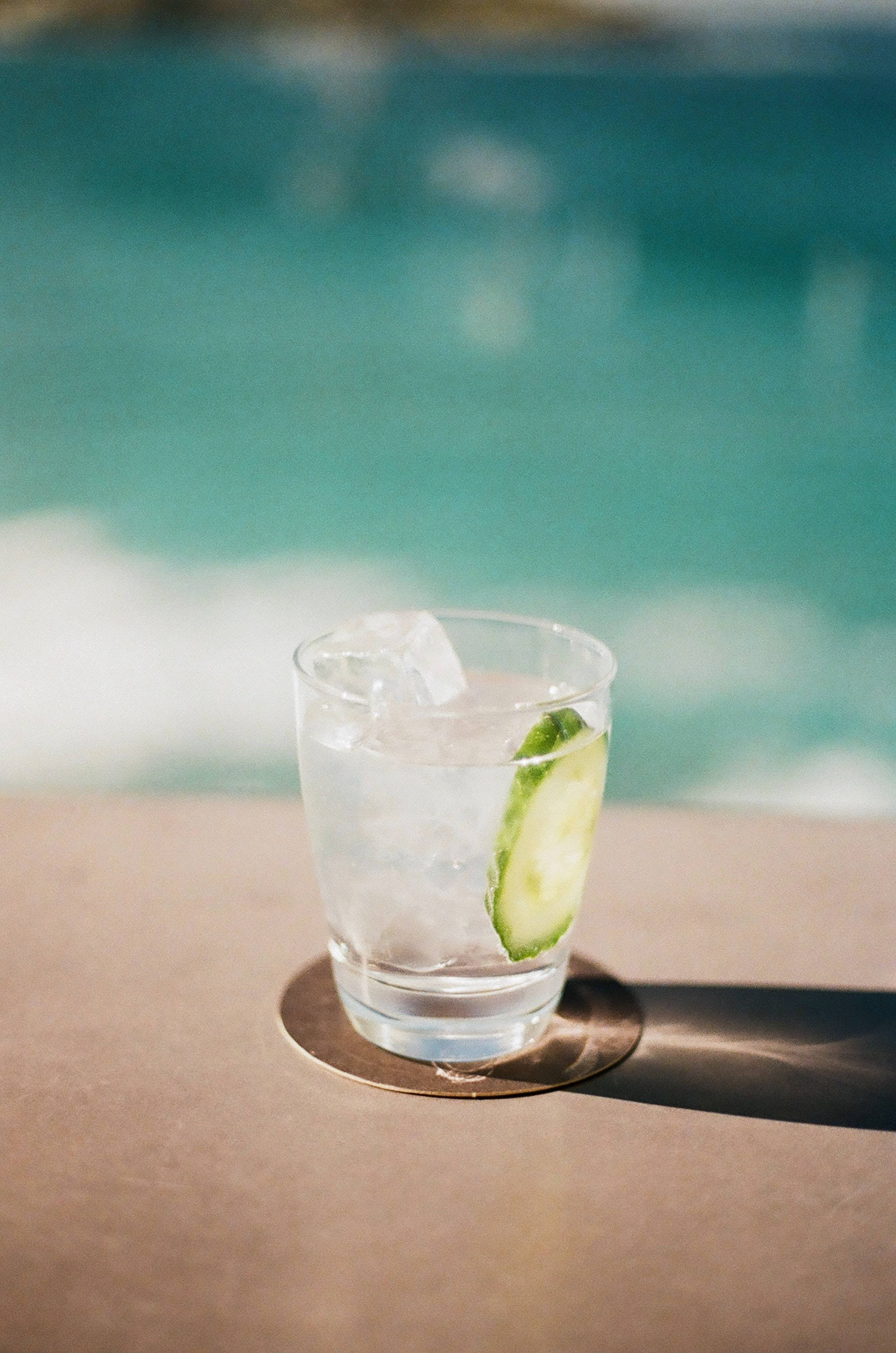 Gin Răcorit Cu Felii De Castravete Fundal