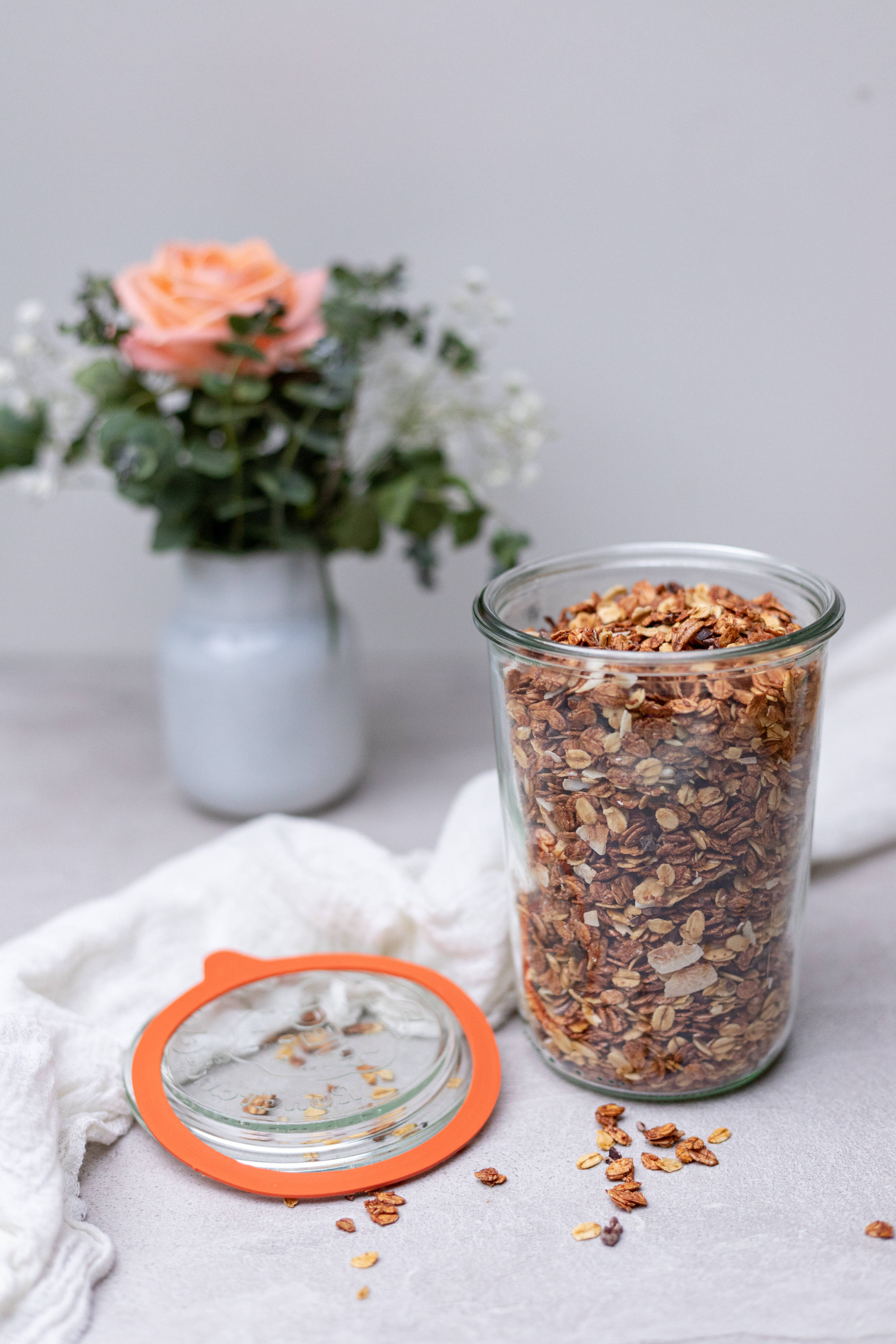 Granola și floare de trandafir roz Fundal