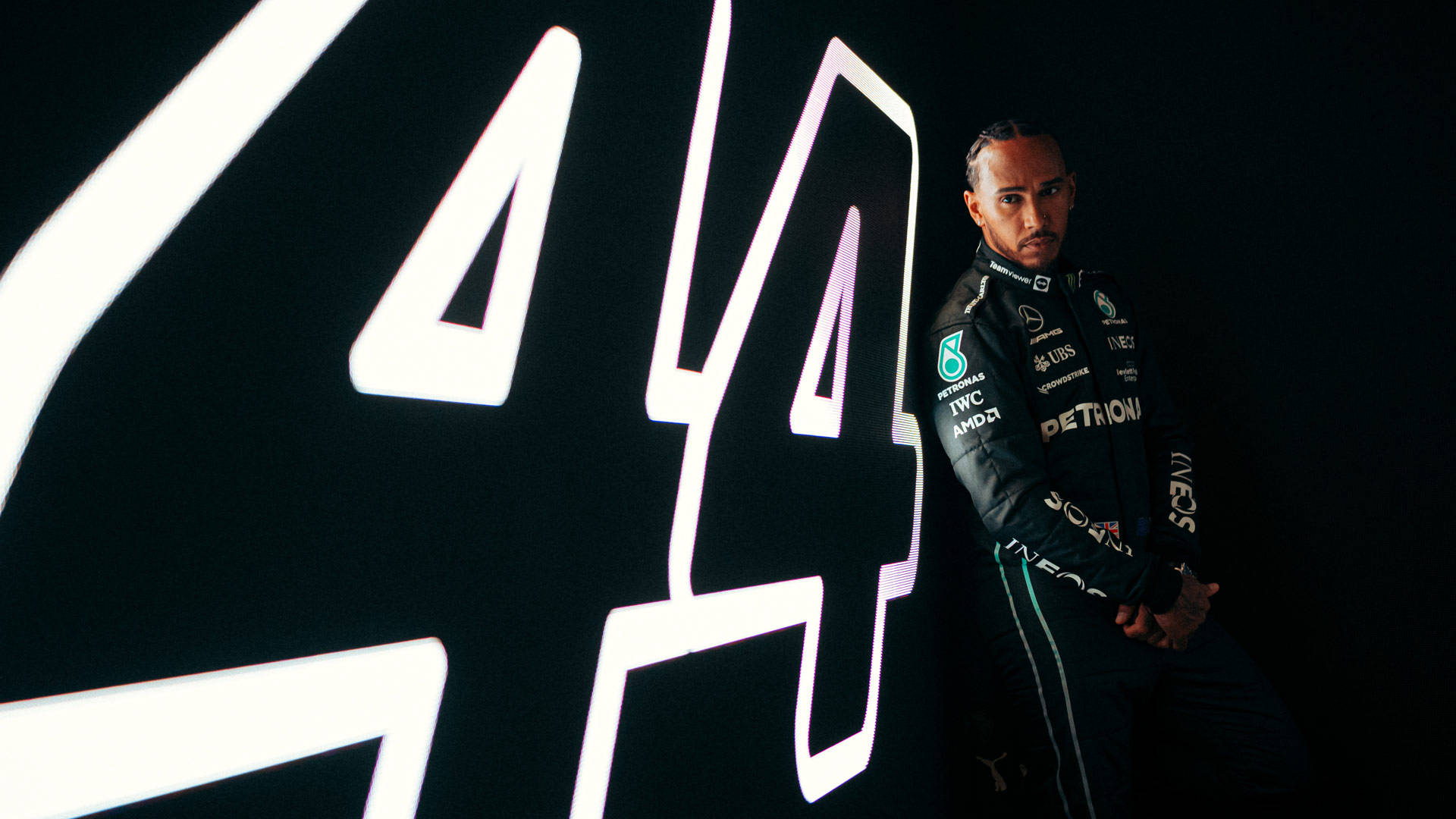 Grație și Viteză - Lewis Hamilton cu numărul 44 Fundal
