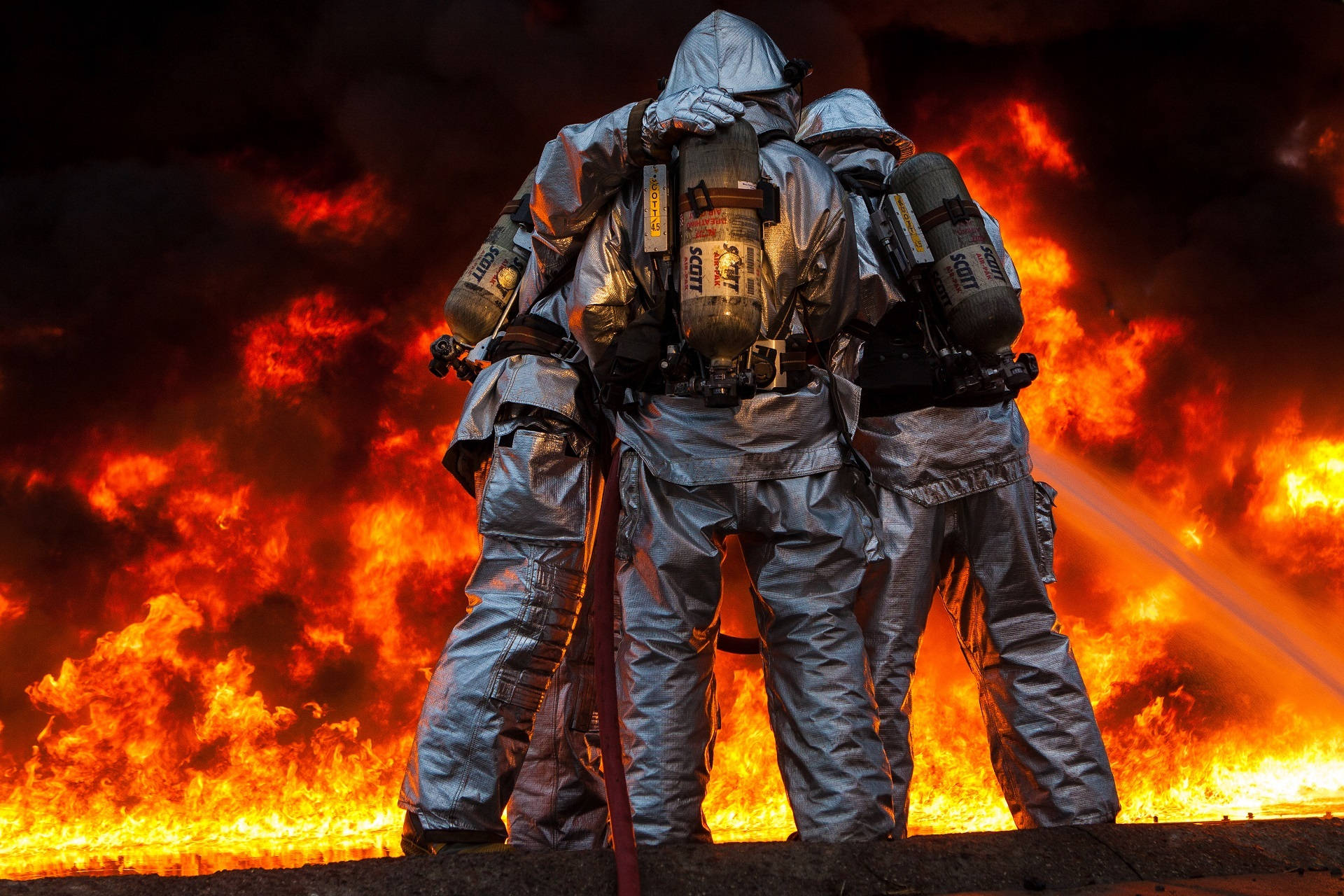 Grup de pompieri care răspund la un incendiu Fundal