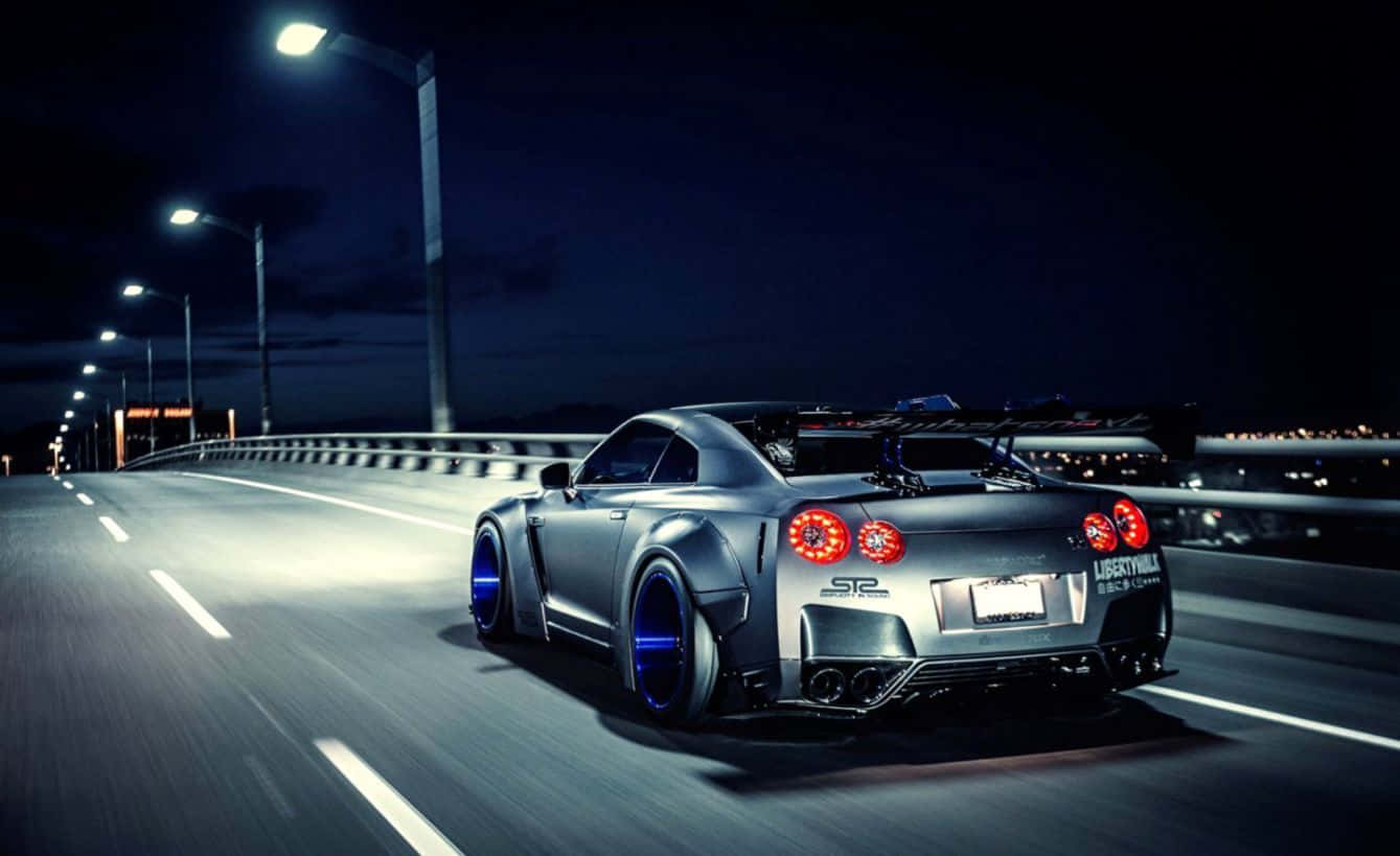 GTR R35 pe șosea noaptea Fundal