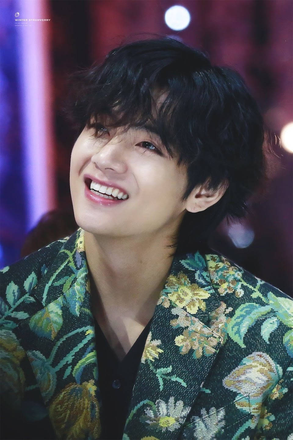 Haina cu model floral a lui V din BTS Fundal