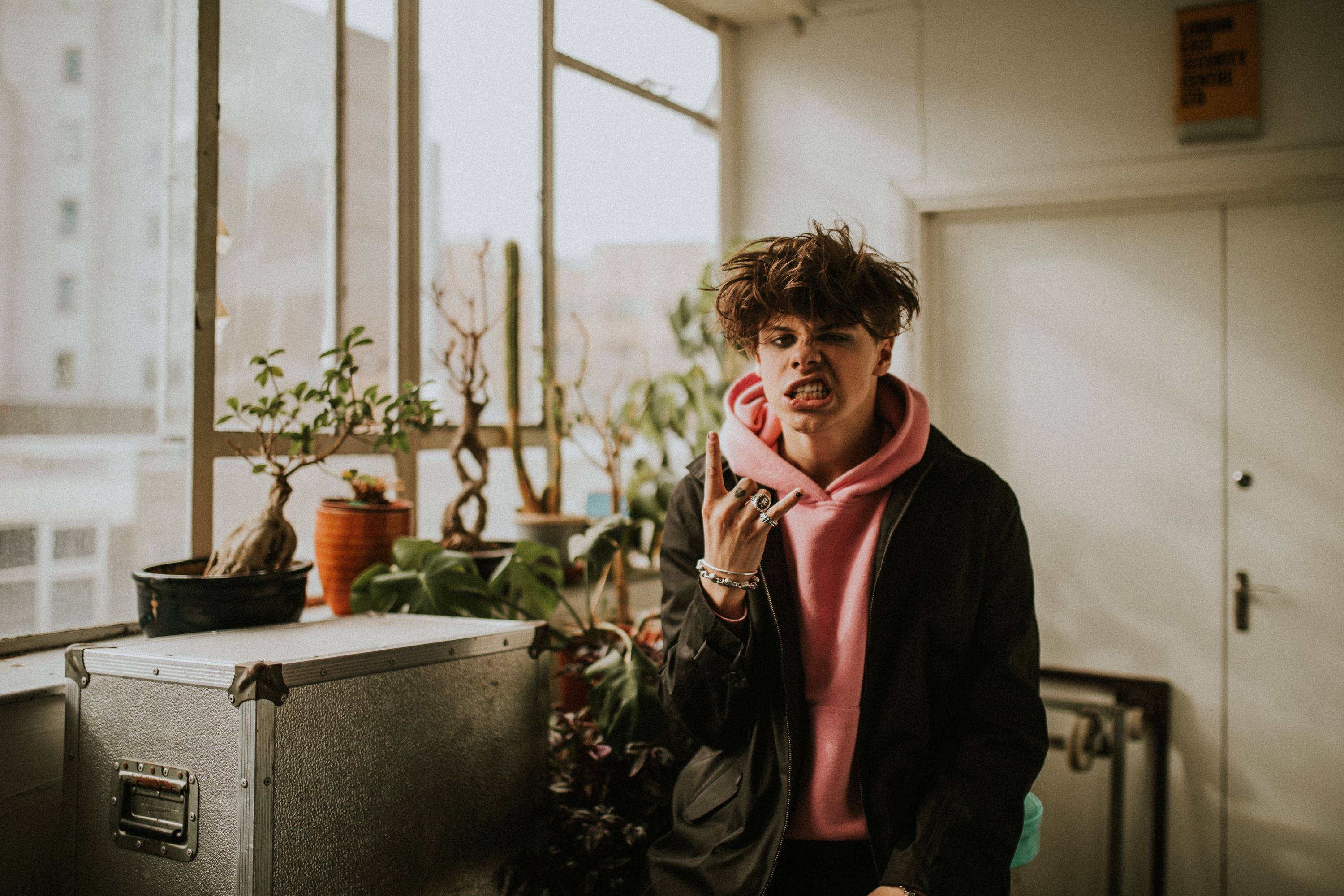 Hanorac Roz Yungblud Fundal