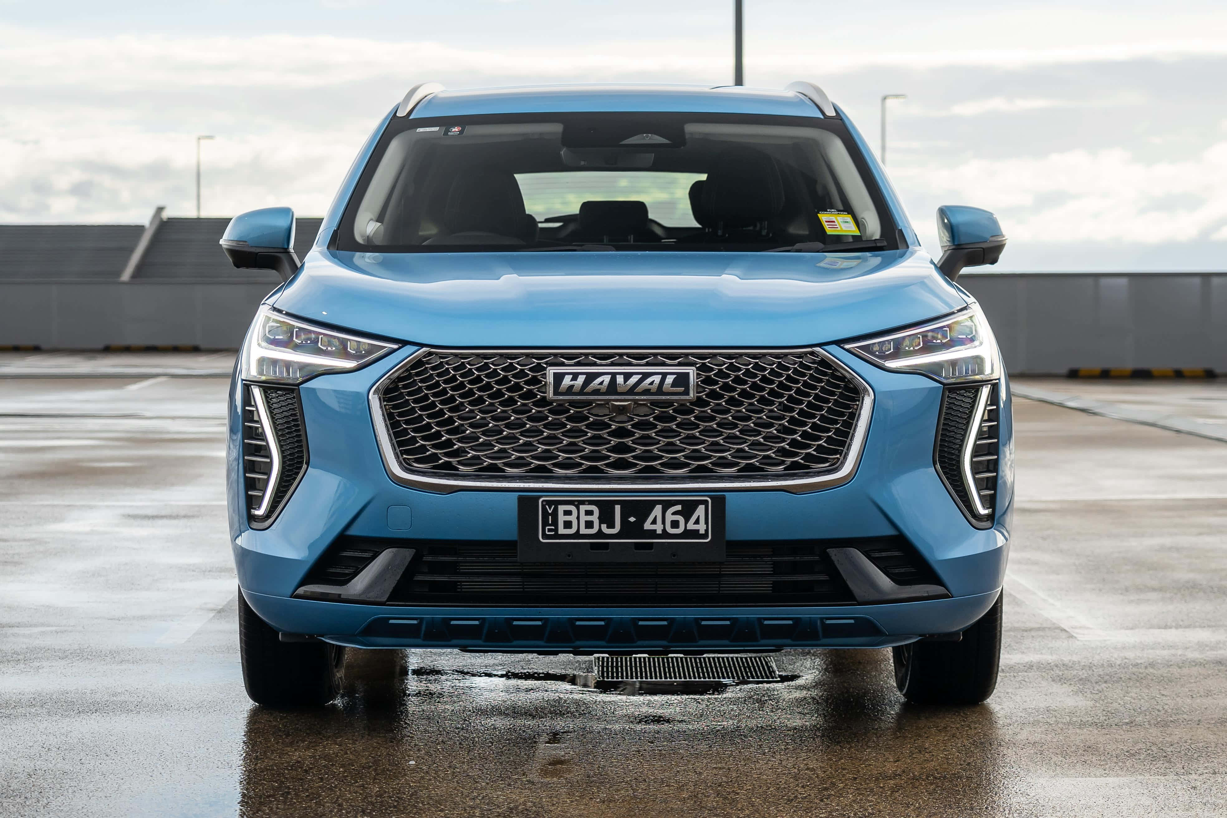Haval SUV Elegant și Modern Conducând prin Peisaj Vast Fundal