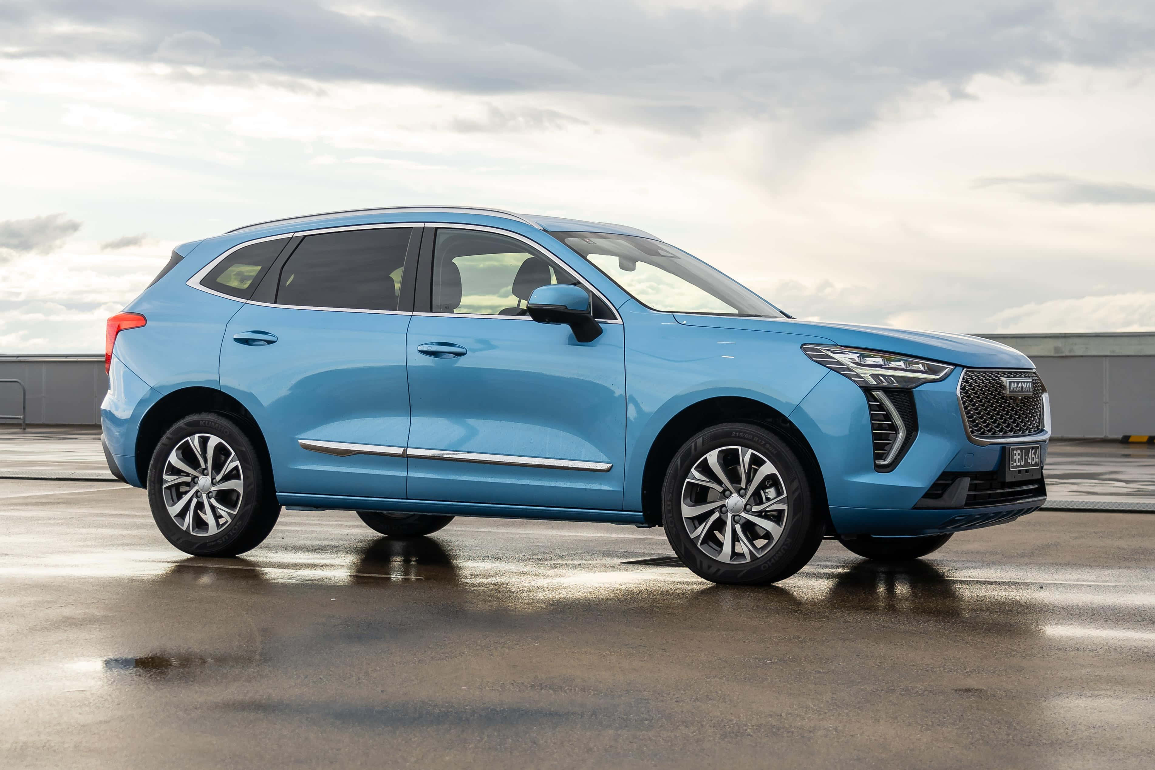 Haval SUV Stilat Conducând prin Peisajul Muntelest Majestic Fundal