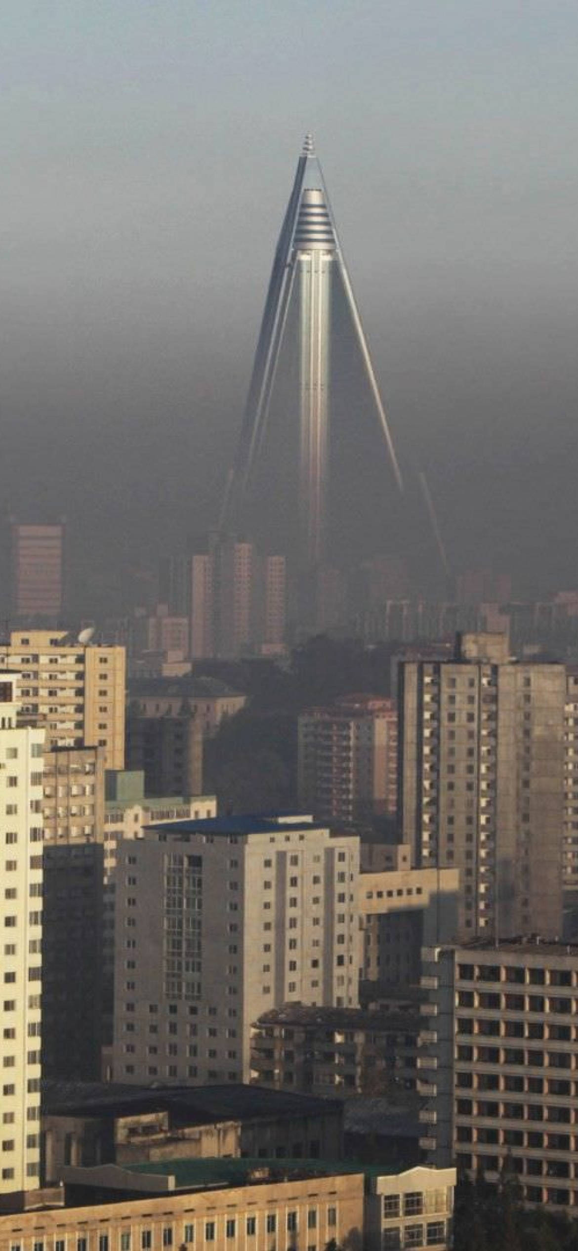 Hotel Ryugyong cer înnorat Fundal