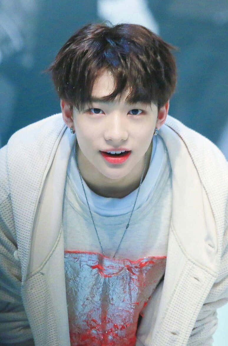 Hyunjin, cântăreț sud-coreean, look fermecător Fundal