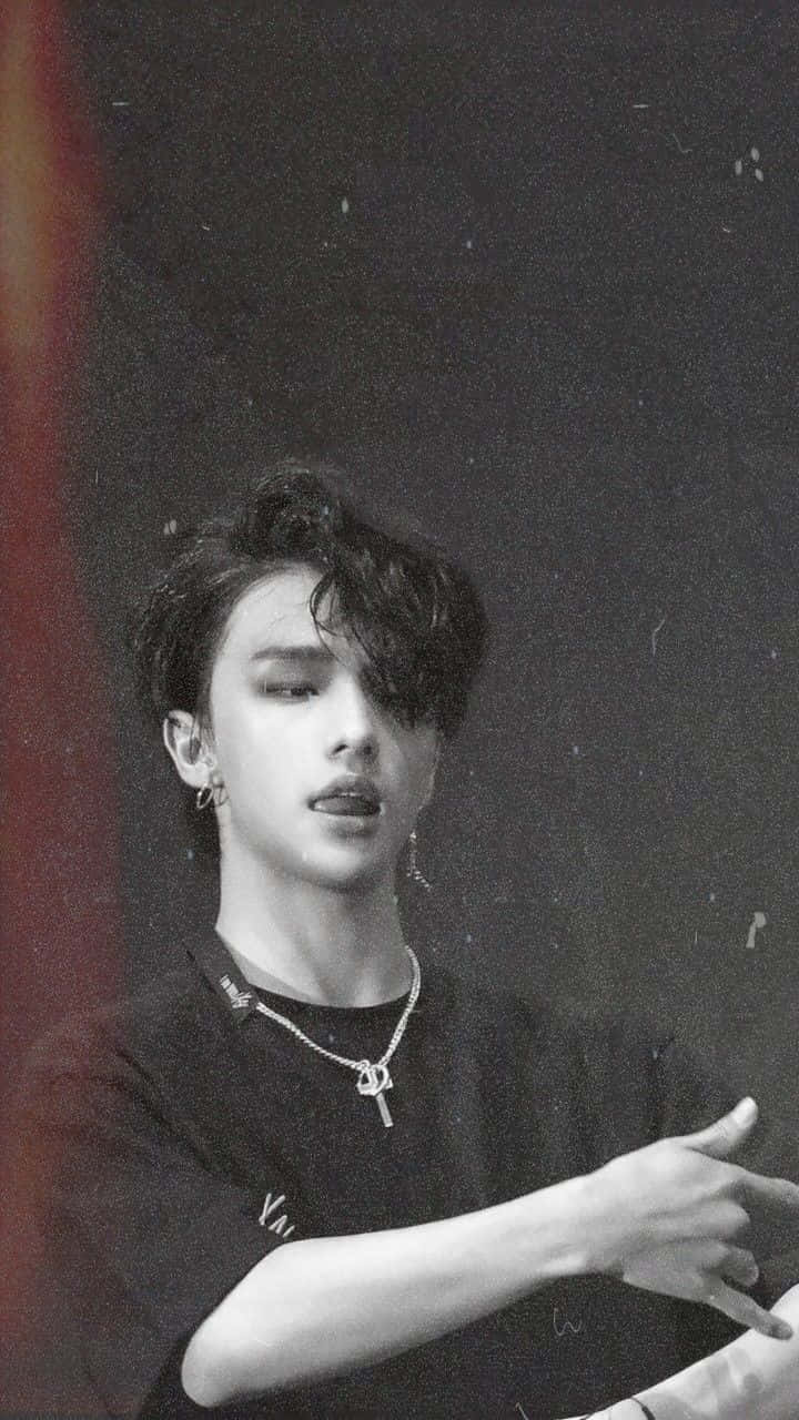 Hyunjin, cântăreț sud-coreean, gesticulând cu mâinile Fundal
