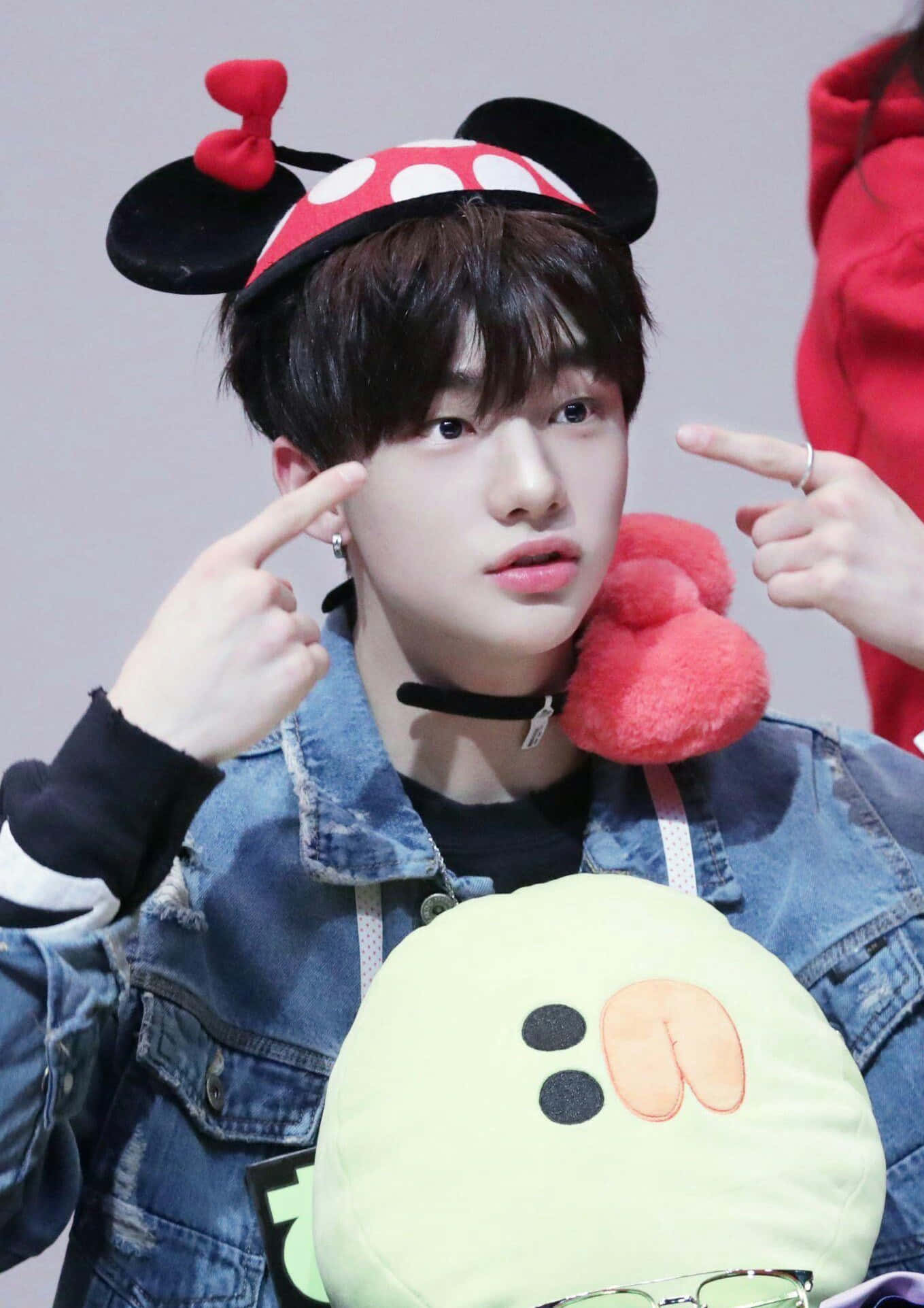 Hyunjin, cântăreț sud-coreean, cu pălărie Minnie Mouse Fundal