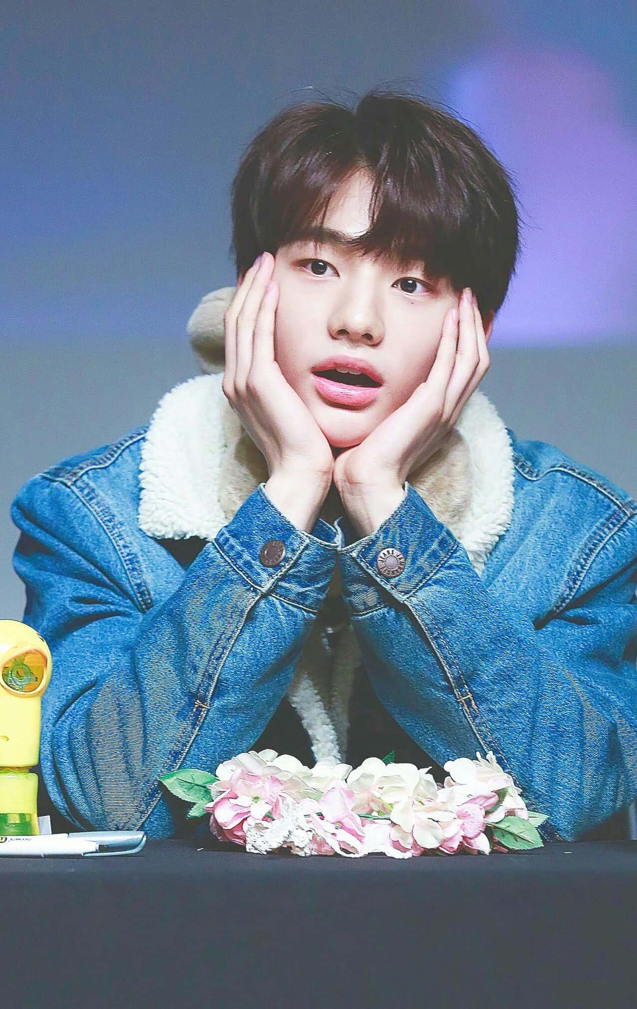 Hyunjin din Coreea de Sud în ținută denim Fundal