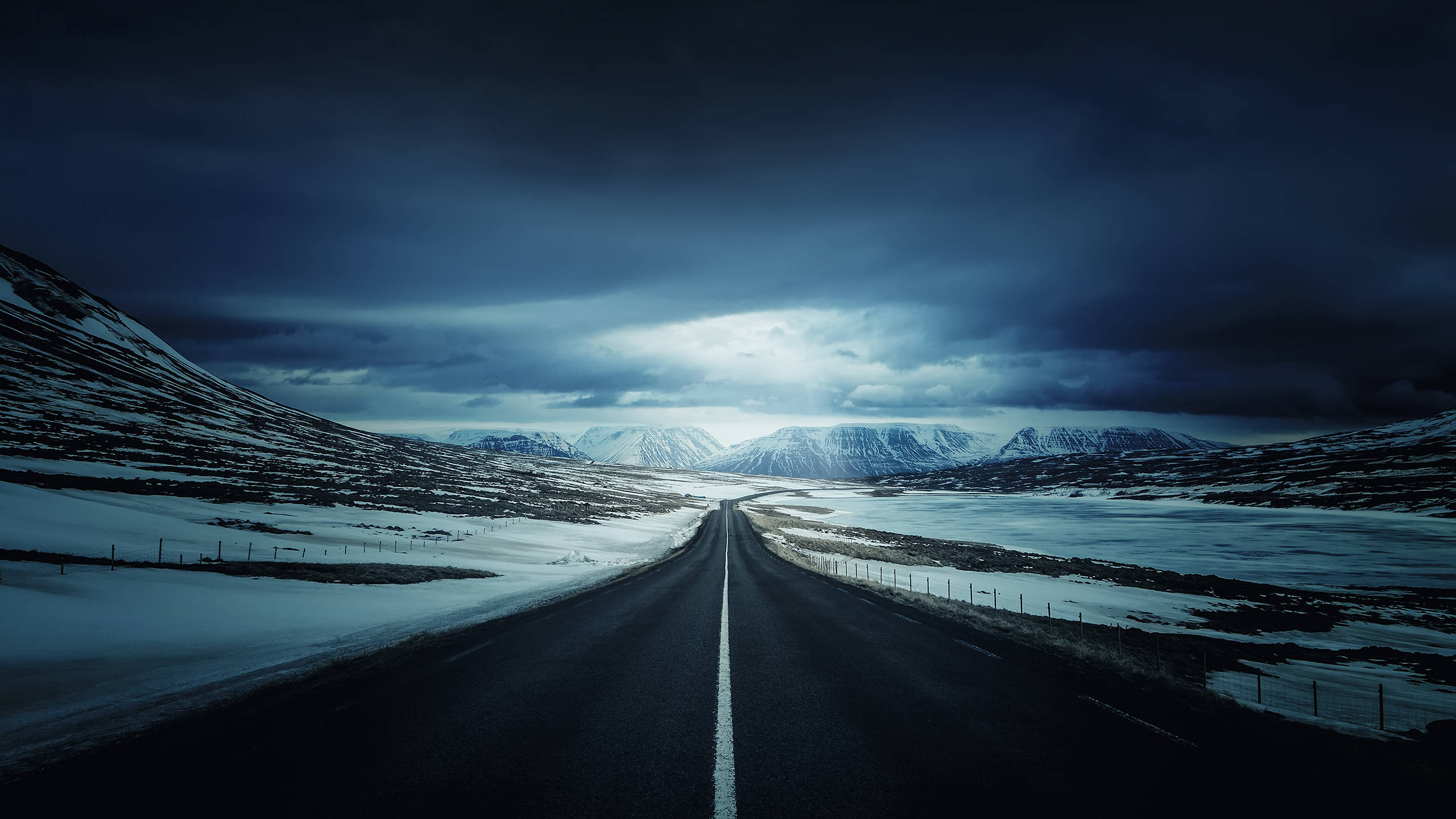 Iceland Ring Road și Nori Mod Întunecat Fundal