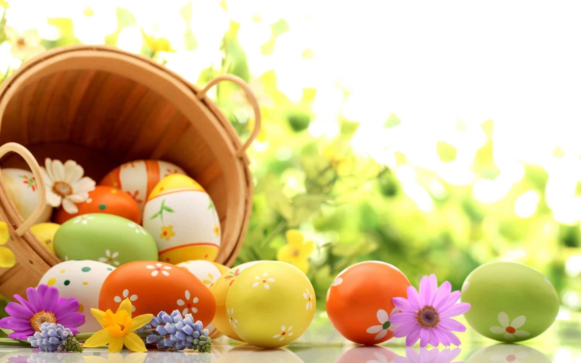 Iepuraș de Paște adorabil înconjurat de ouă colorate pe un fundal vibrant de primăvară Fundal