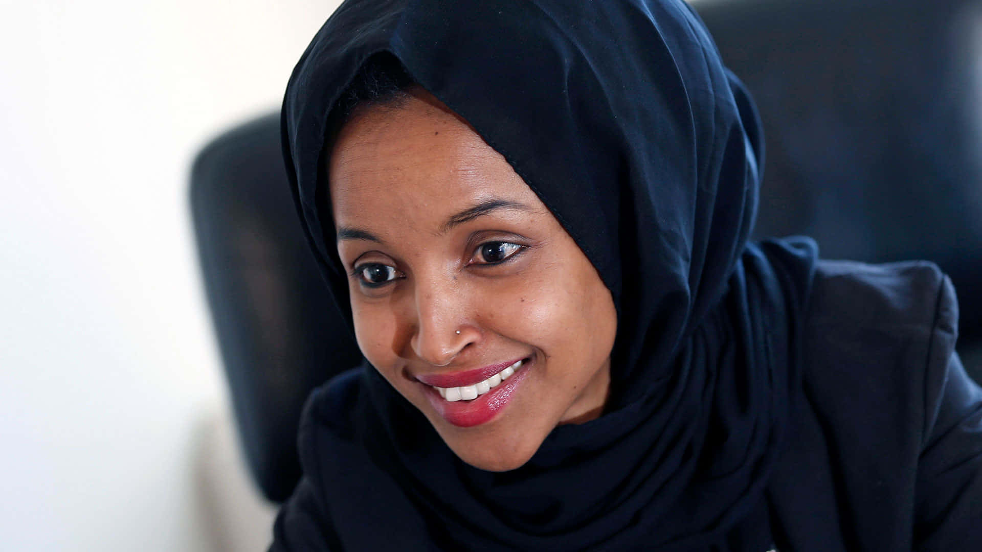 Ilhan Omar într-o ținută complet neagră Fundal