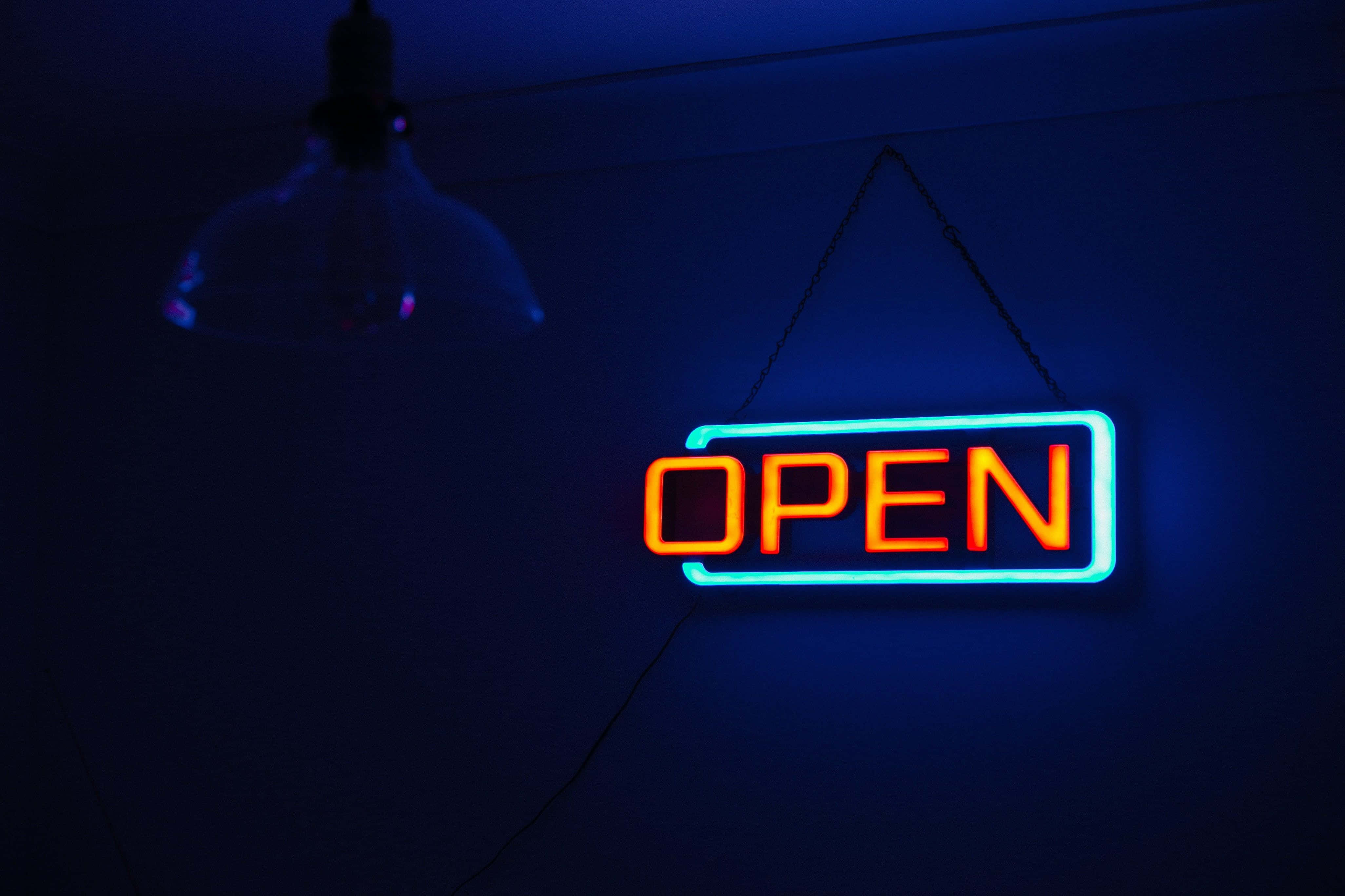 Iluminând noaptea cu neon colorat Fundal