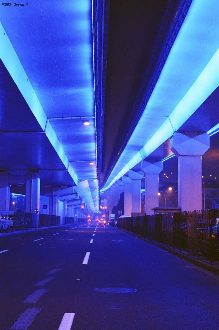 Iluminând noaptea cu o estetică vibrantă albastru neon Fundal