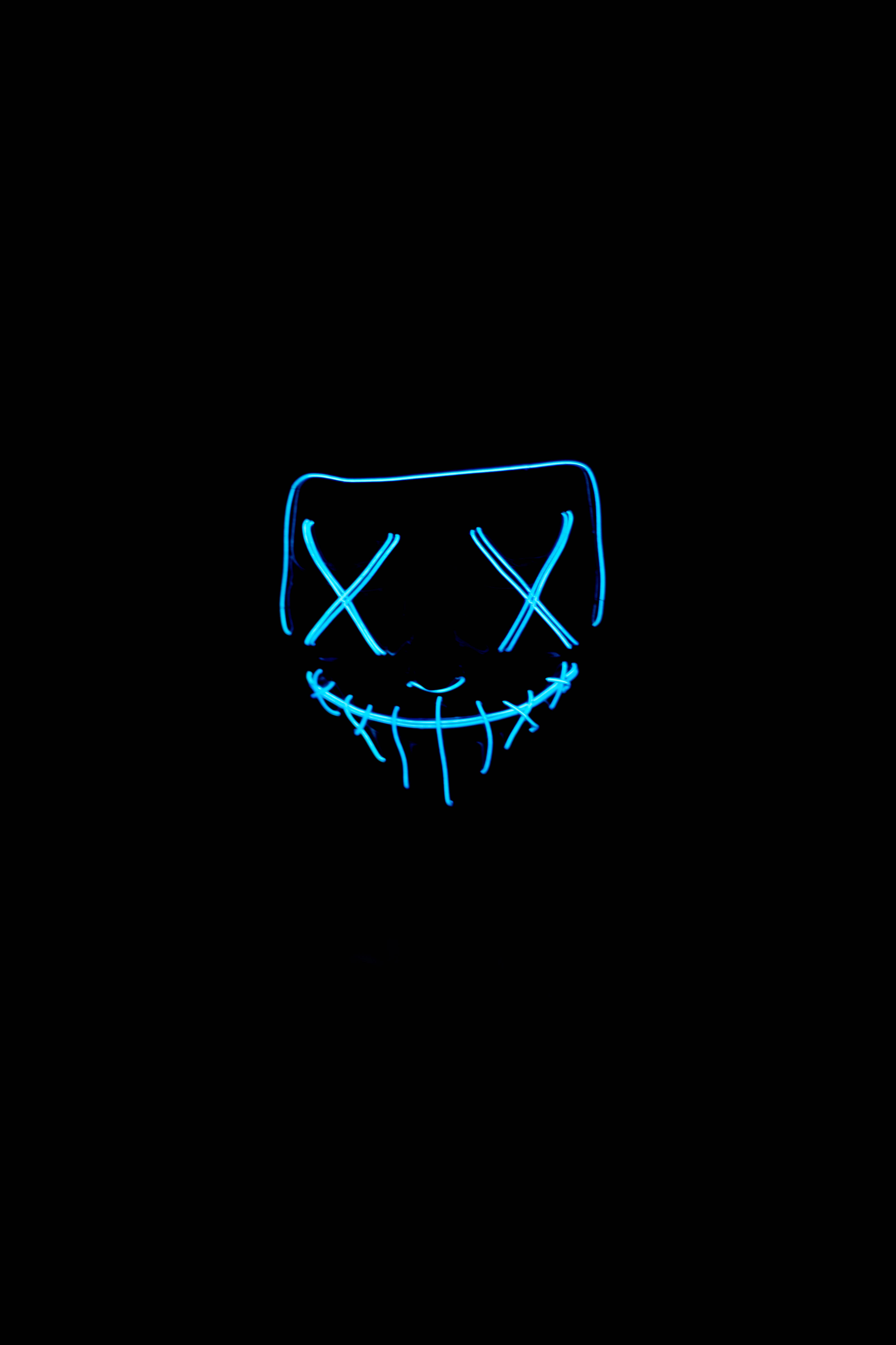 Iluminați noaptea cu o mască de Halloween LED inovatoare, albastră, de la Dim. Fundal