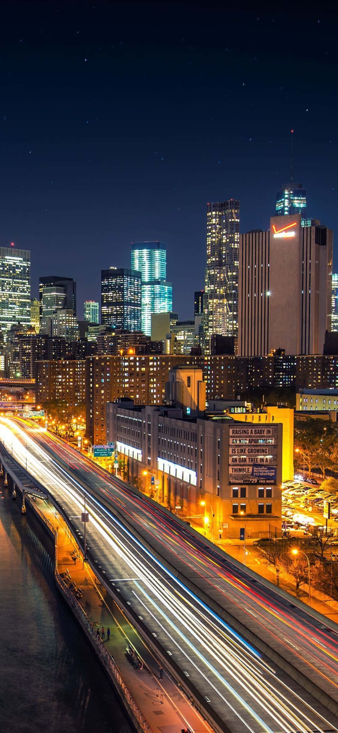 Iluminați-vă iPhone Xs cu luminile neon ale New York City Fundal