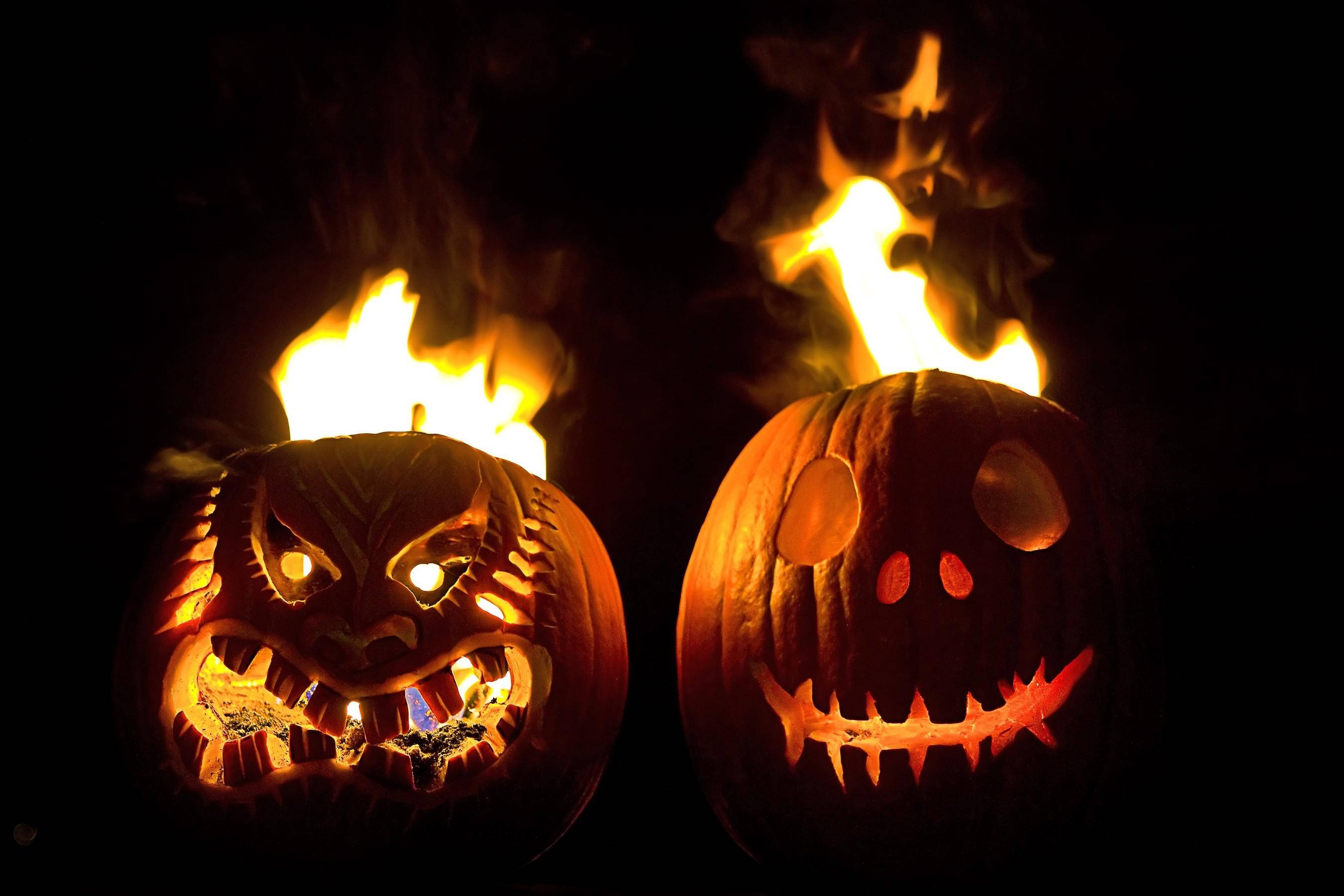 Iluminează Noaptea cu Dovleci de Halloween în Flăcări! Fundal