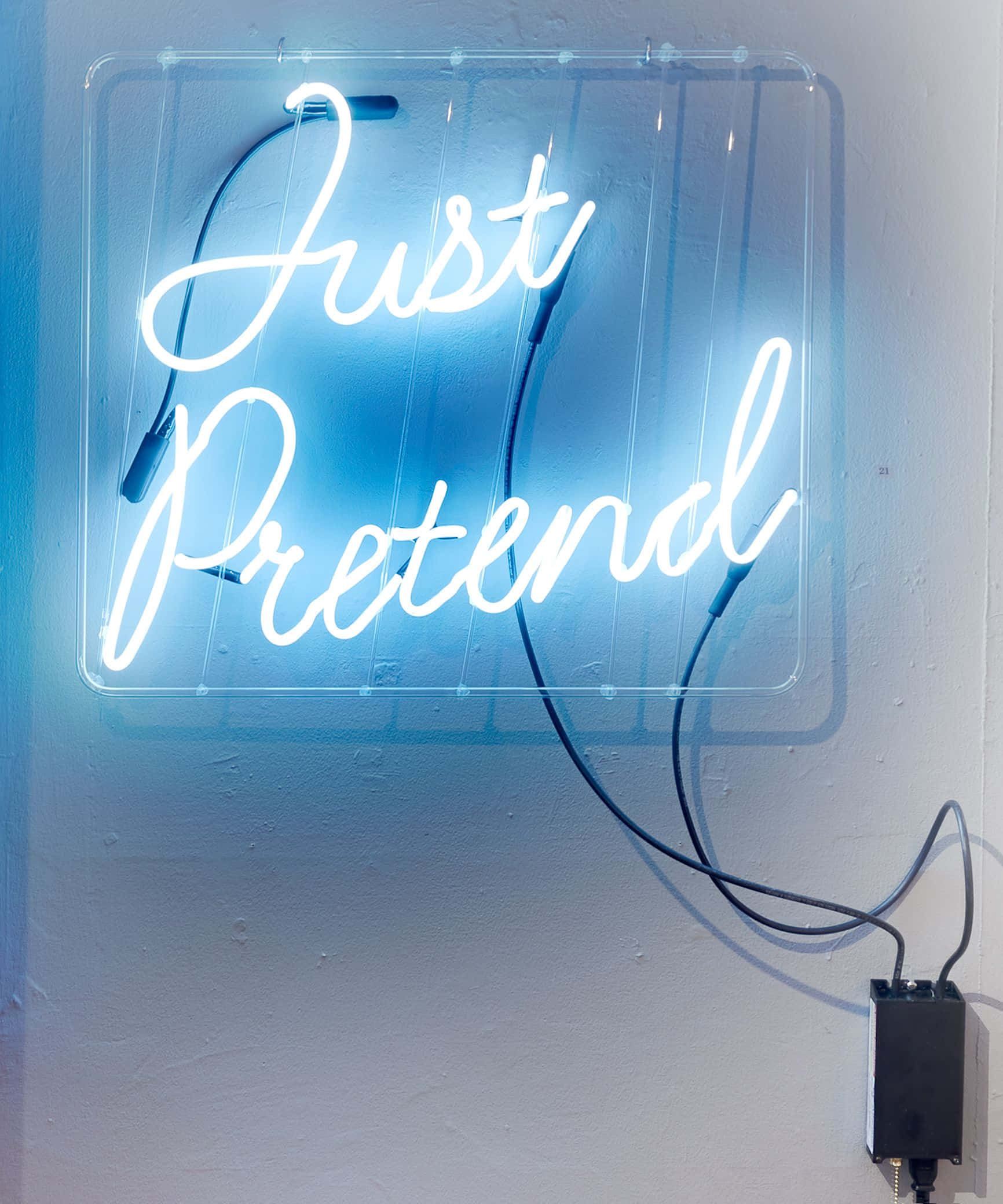 Iluminează-ți starea de spirit și estetica cu albastru neon Fundal
