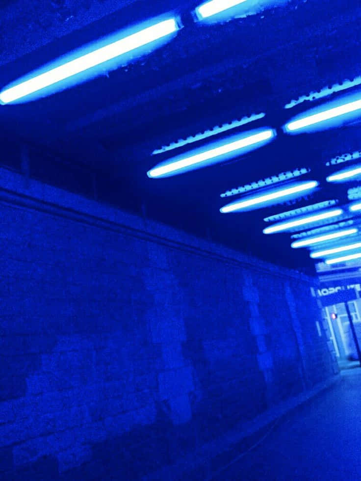 Iluminează-ți ziua cu un estetic neon albastru colorat Fundal