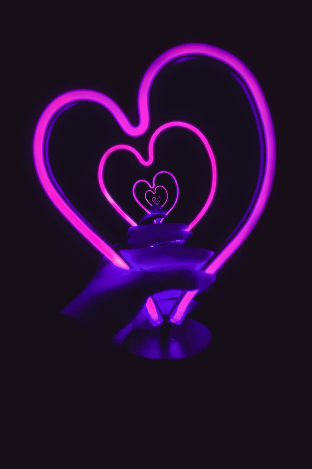 Ilustrație cu lampă neon mov în formă de inimă Fundal