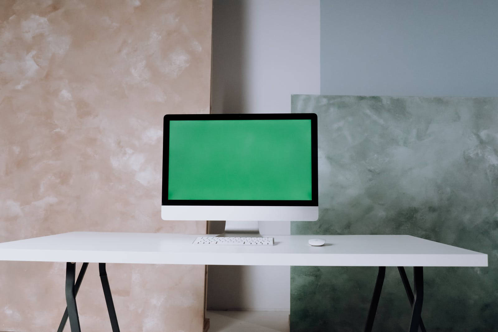 iMac cu ecran verde în birou Fundal