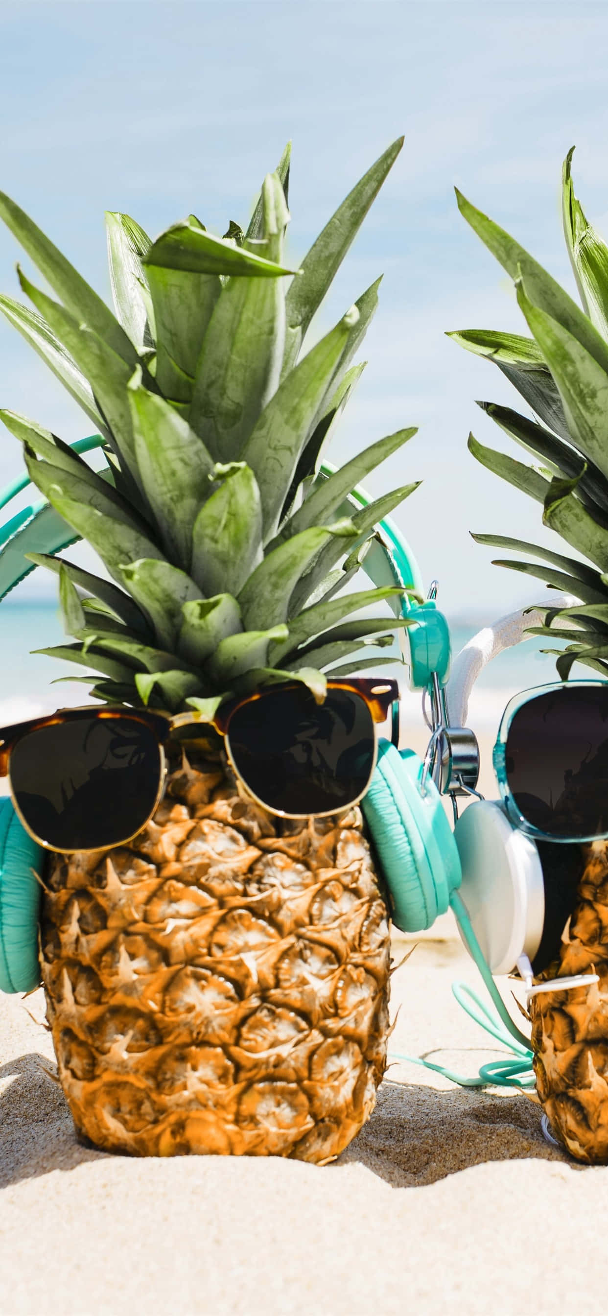 Imagine amuzantă cu ananas cu ochelari de soare pe plajă Fundal