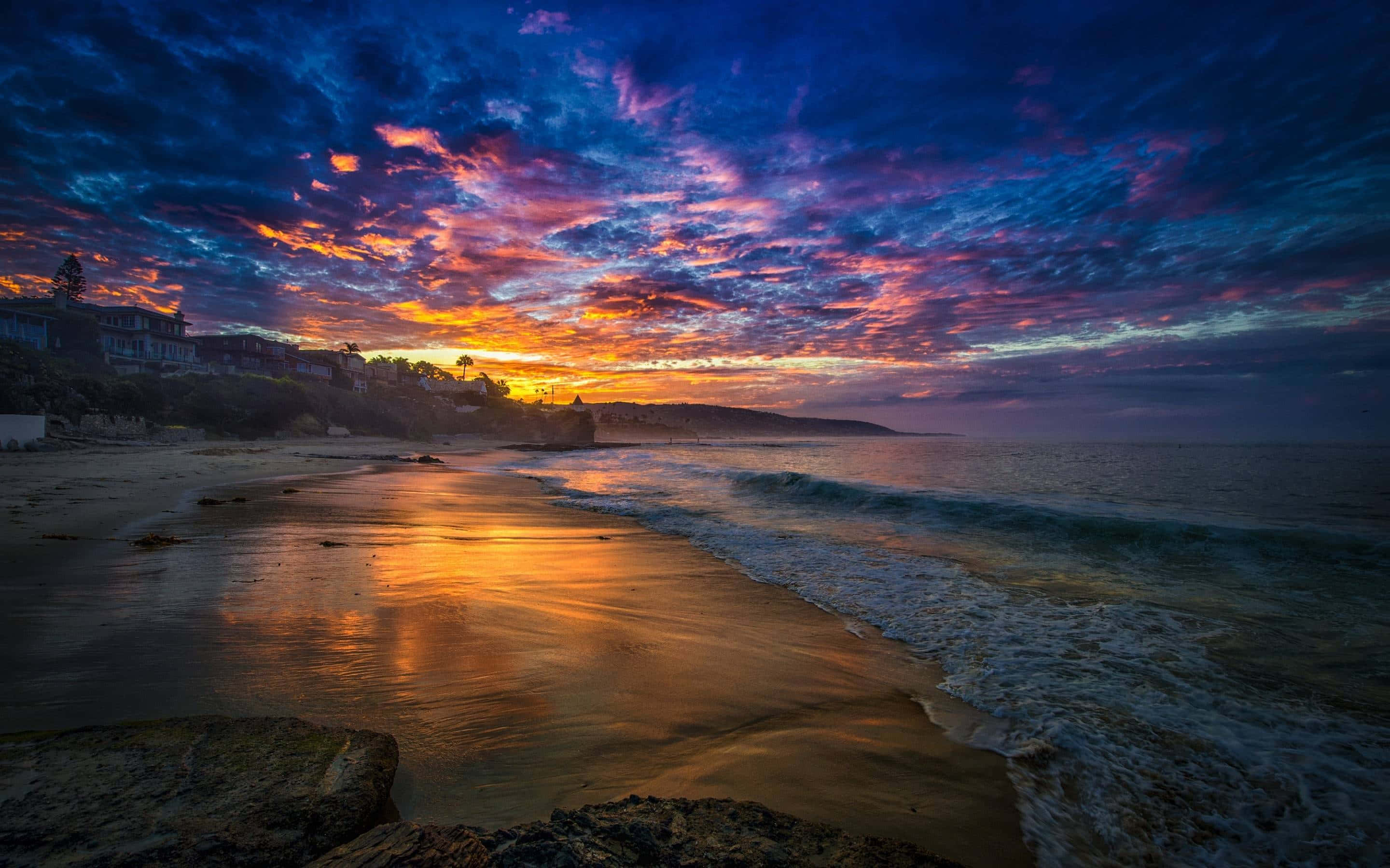 Imagine Apus de soare maiestuos peste orizontul unei plaje tropicale Fundal