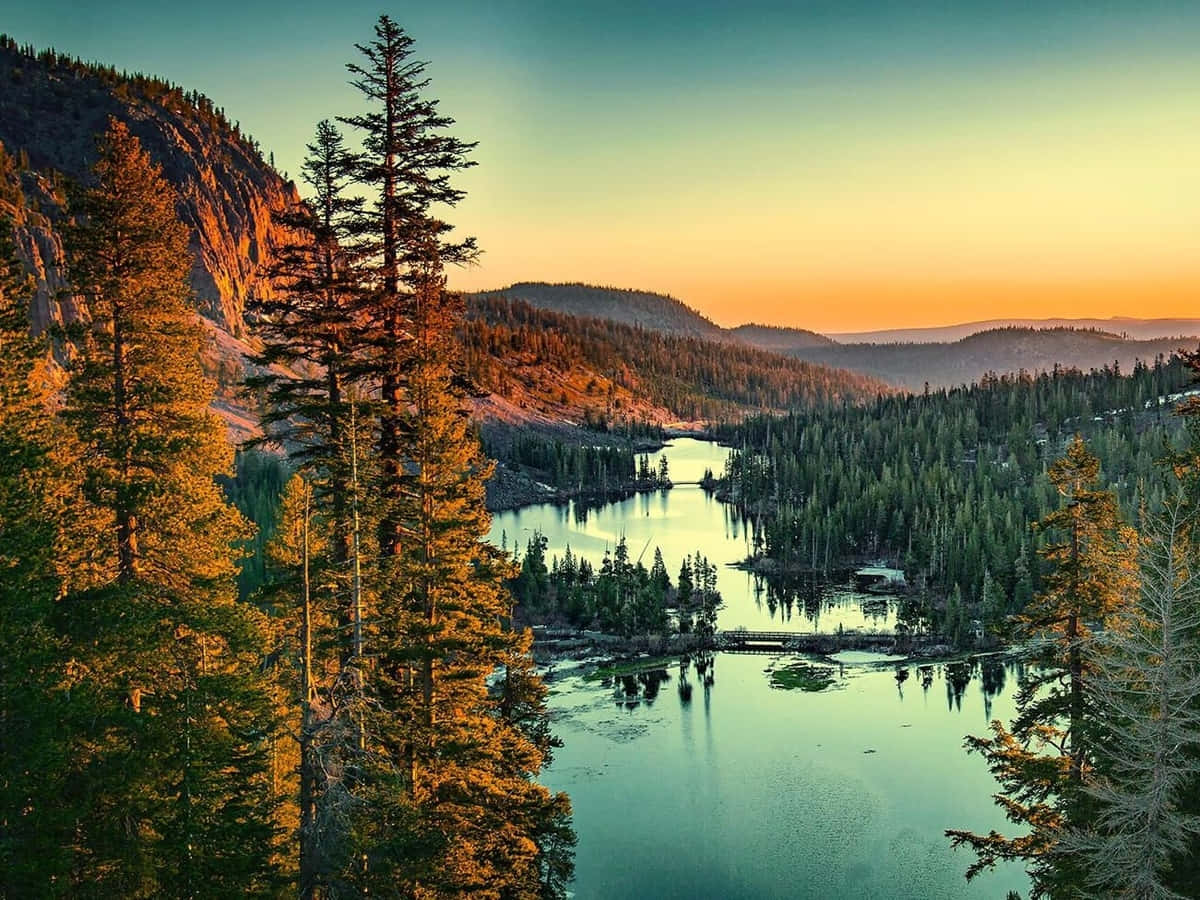Imagine cu Lacuri Gemene Naturale Fundal